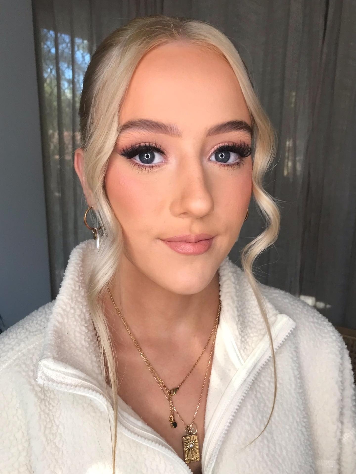 13. Schlanke Hochsteckfrisur mit platinblonden Gesichtsrahmen (Slick -Back -Frisuren)