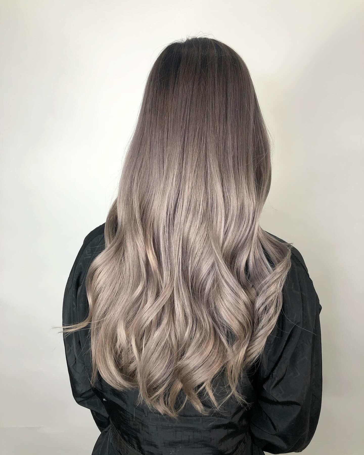 13. Raucher Asche Balayage (aschgraue Haarfarbe)