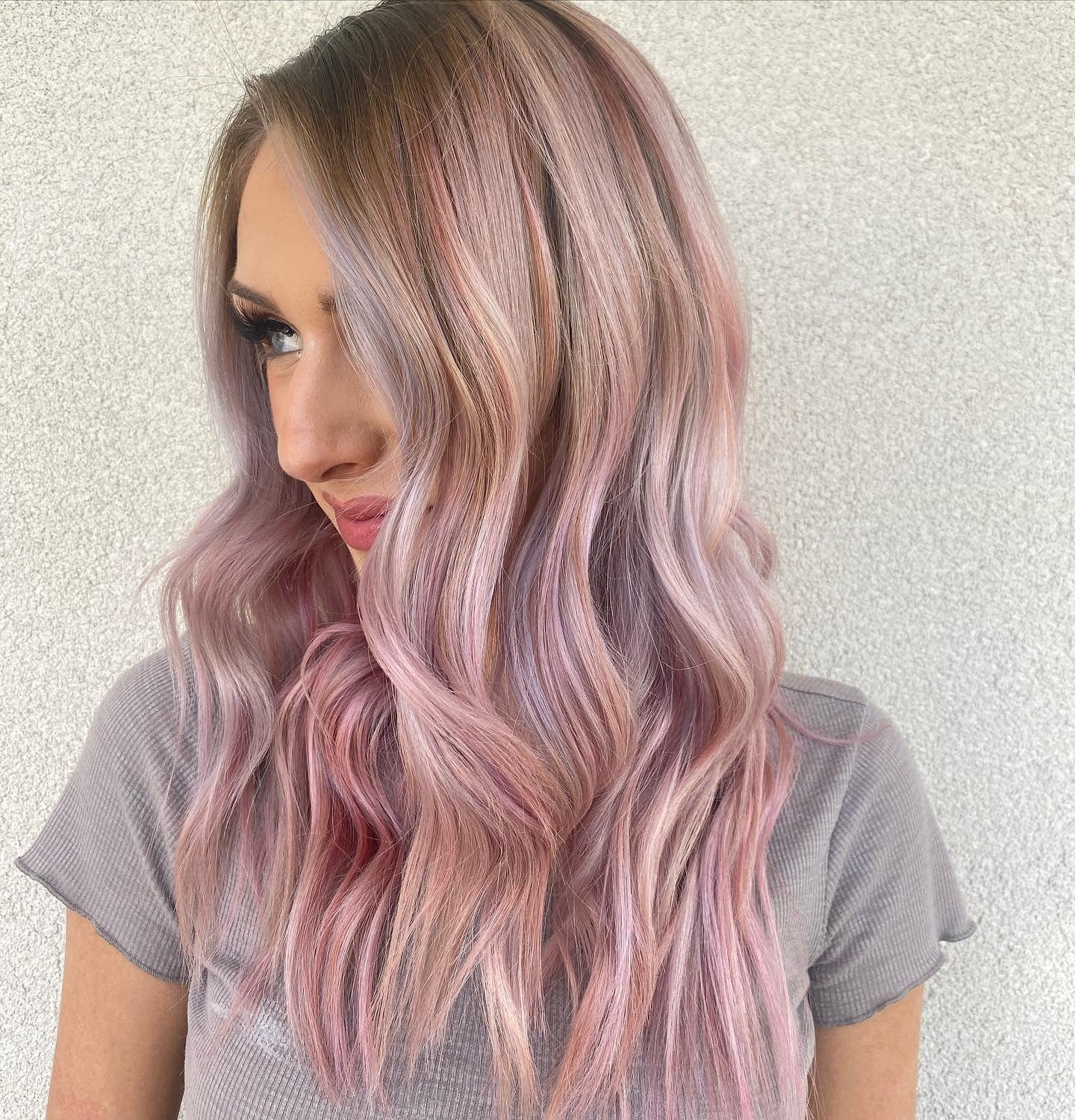 13. Rauchige Rosenblondine mit dimensionalen Highlights (Pastellrosa Haarfarbe)