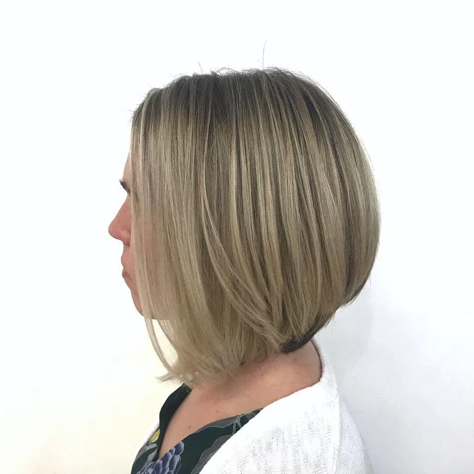 13. Glatter abgewinkelter Bob mit aschblondem Balayage (abgewinkelte Bob-Frisuren)
