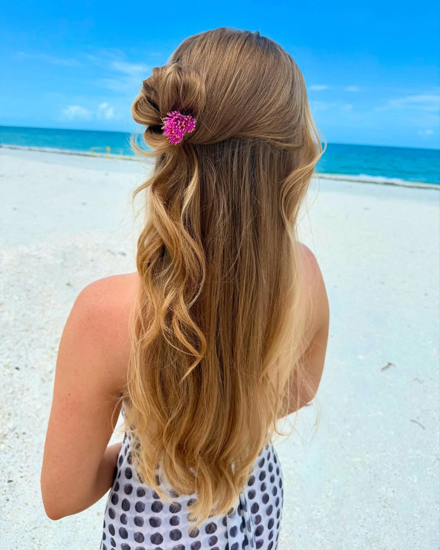 13. Weicher Half-Up-Knoten mit goldenen Strandwellen (Boho-Frisuren)