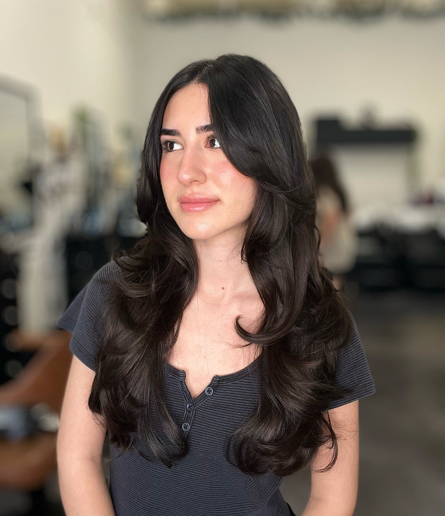 13. Weiche, geschichtete Wellen auf dunklem Brünetten Haar (geschichtete Frisuren)