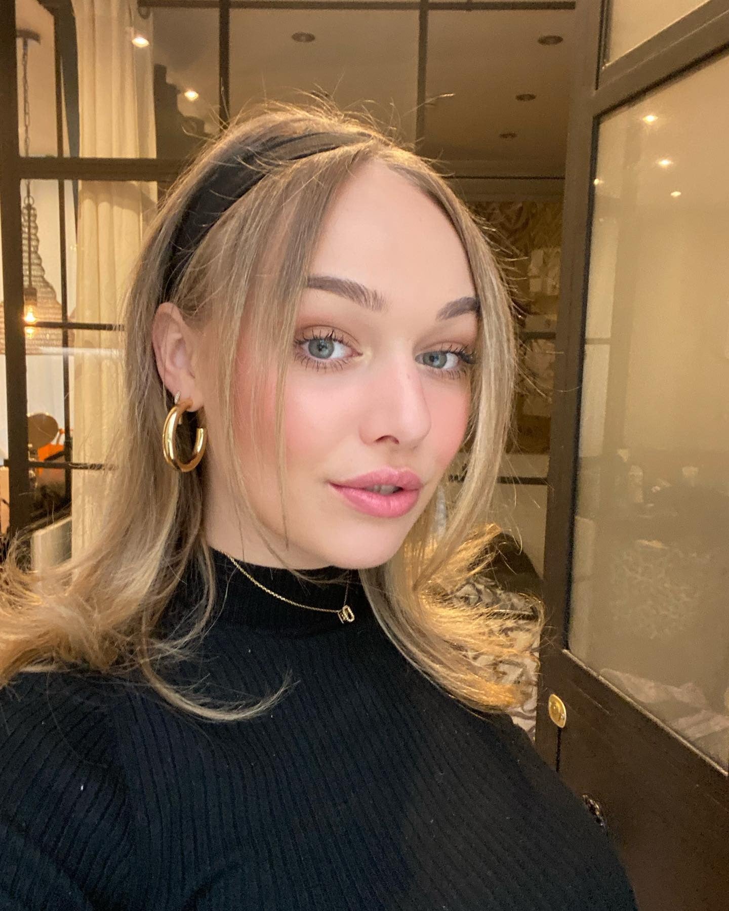 13. Weiche Schichten mit Stirnband - sandige Blondine mit Karamell -Lowlights (90er Jahre Frisuren)