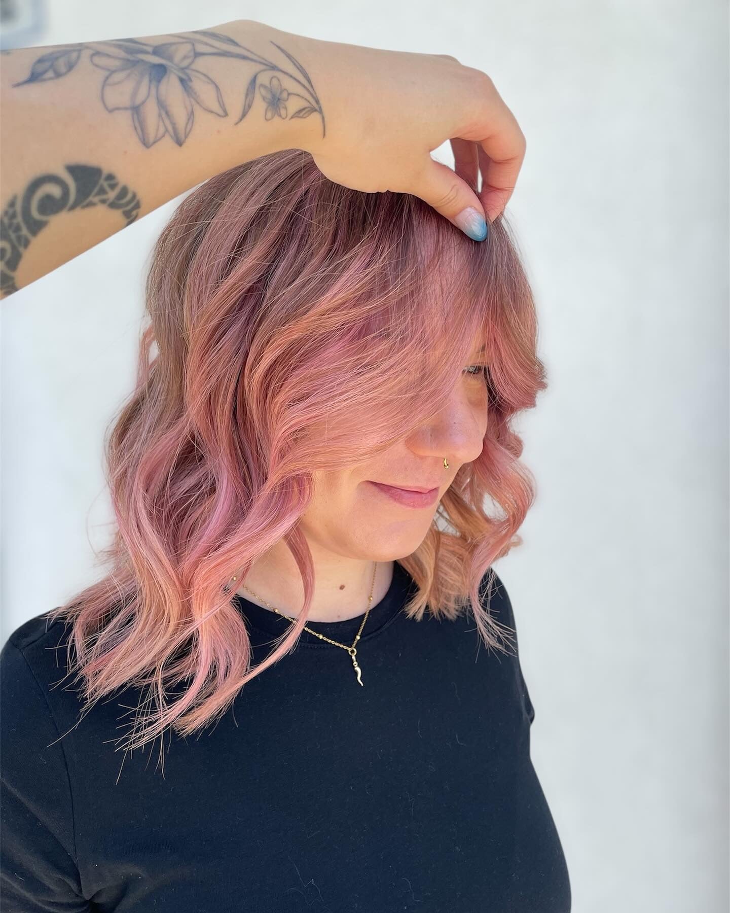 13. Weiche Roségoldwellen auf einem strukturierten Bob (rosa Haarfarbe)