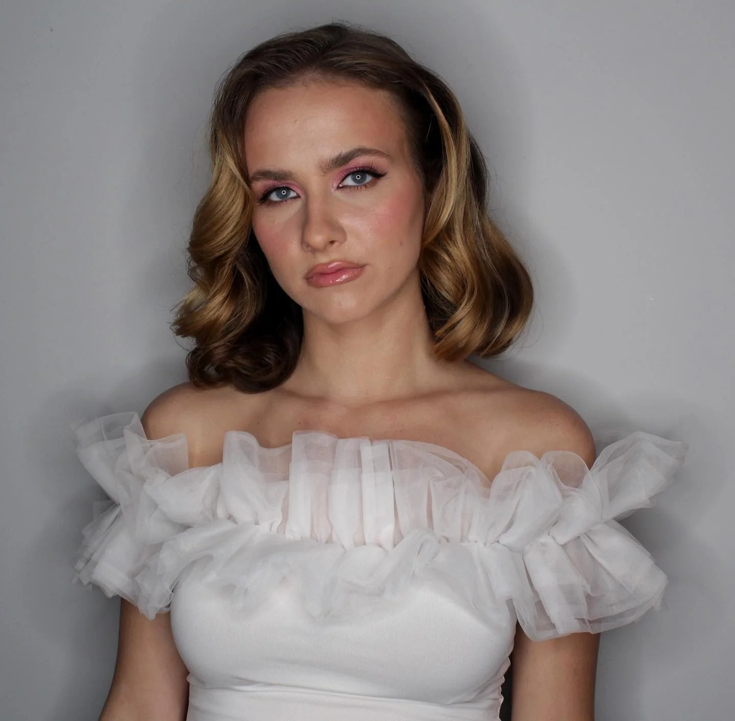 13. Weiche schulterlange Vintage-Locken in Toffee-Optik (Vintage-Locken-Frisuren)