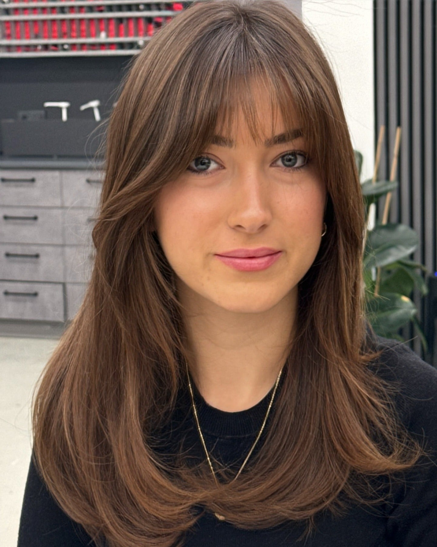 13. Weiche Walnussschichten mit Vorhangfransen (Wispy Bangs-Frisuren)