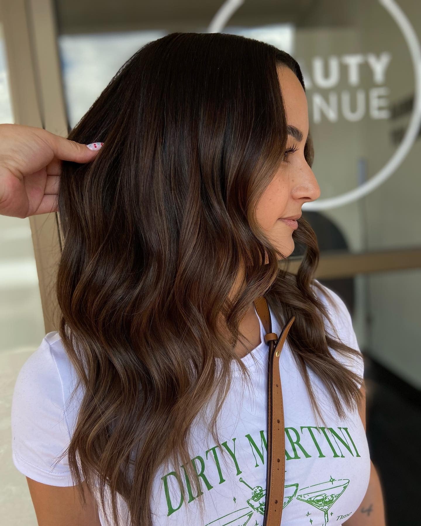 13. Weiche Wellen mit Haselnussmischung (dunkelbrauner Balayage)