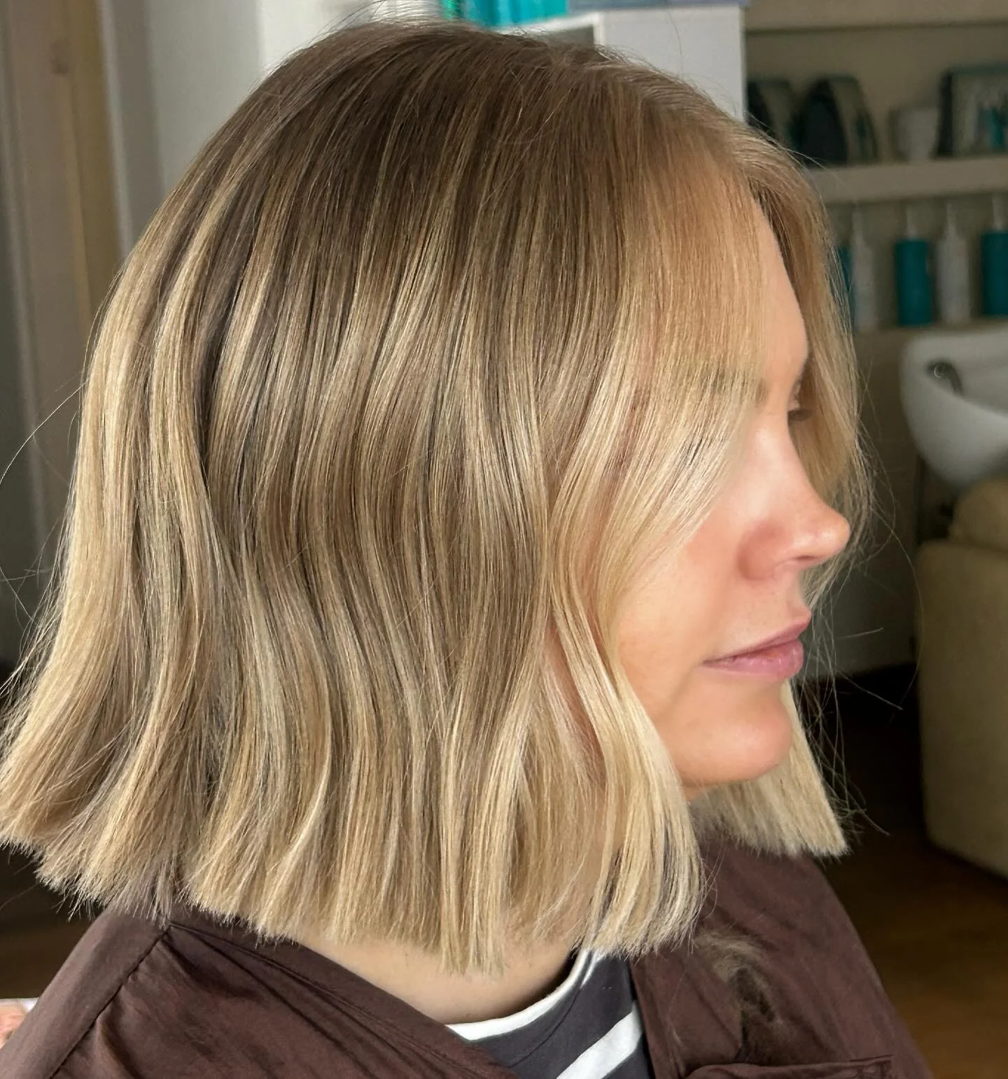 13. Glatter, stumpfer Bob mit natürlicher Blondmischung (Blunt-Bob-Frisuren)