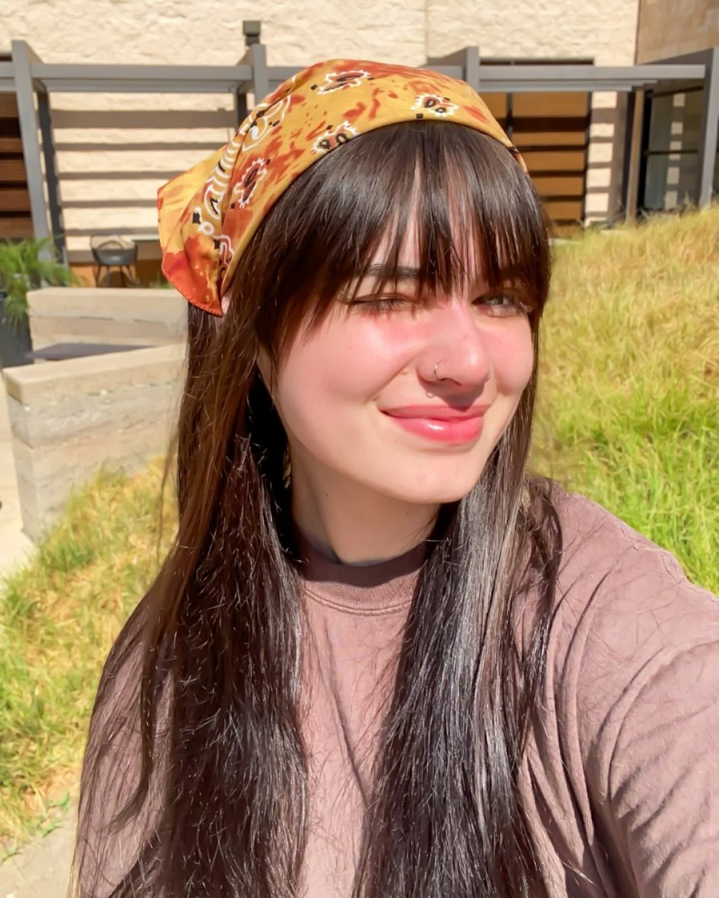 13. Glattes dunkelbraunes Haar mit weichem, zotteligem Pony (Gerade Frisuren mit Pony)