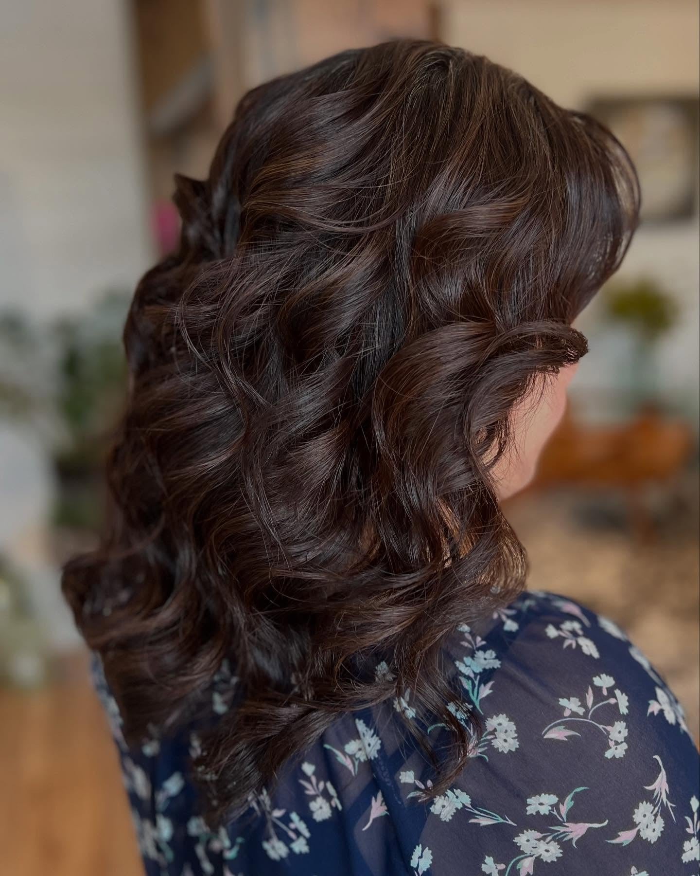 13. Strukturierte Locken mit Kakaobohnentönen (schokoladenbraune Haarfarbe)