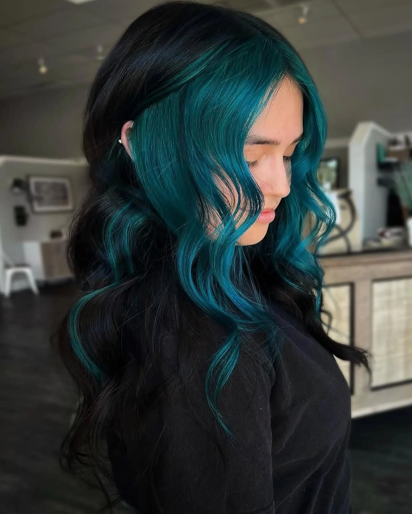 13. Blaugrüne Frontplatten auf glänzend schwarzem Haar (schwarzes Haar mit Highlights)