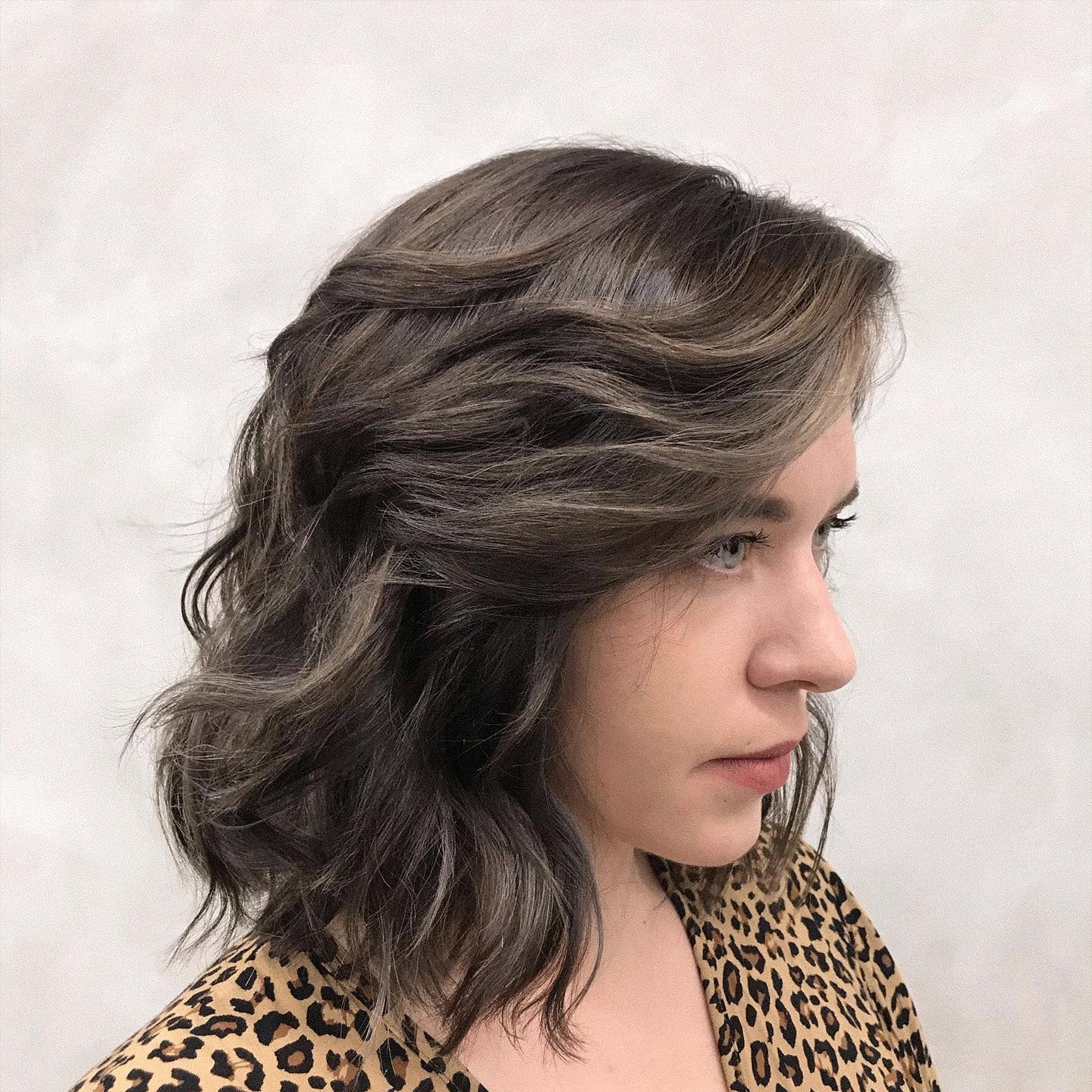 13. Strukturierter aschbrauner Bob mit Lowlights (kühle aschbraune Haarfarbe)