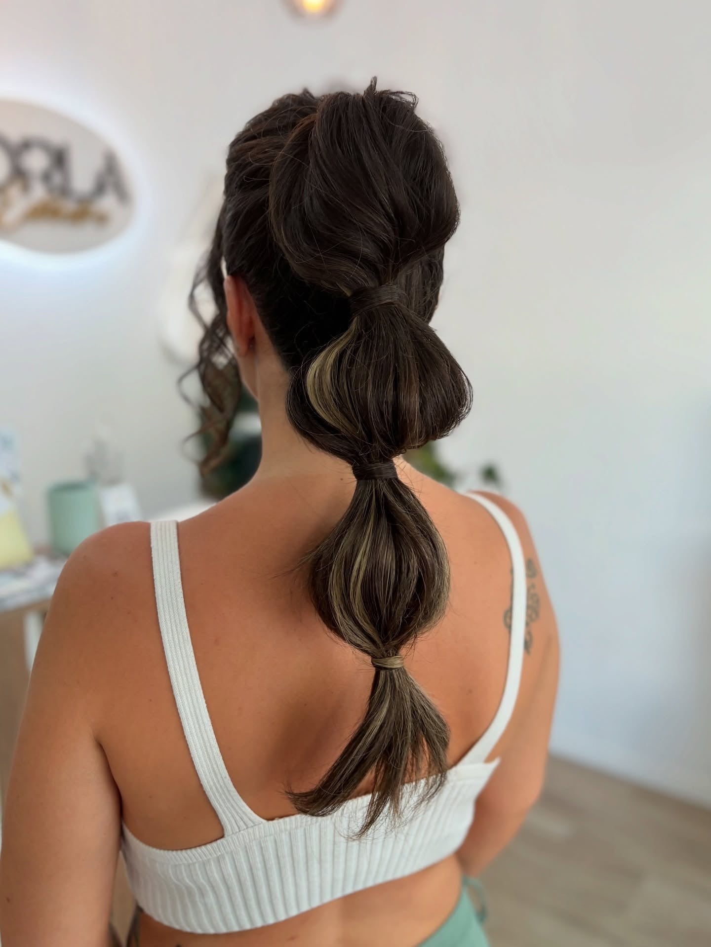 13. Strukturierter Blasenponytail mit goldenen Highlights (Bubble Ponytail)