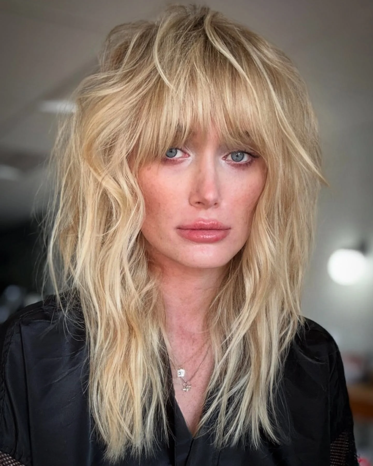 13. Strukturierter, butterblonder Shag mit vollem Pony (zotteliger Haarschnitt mit Pony)