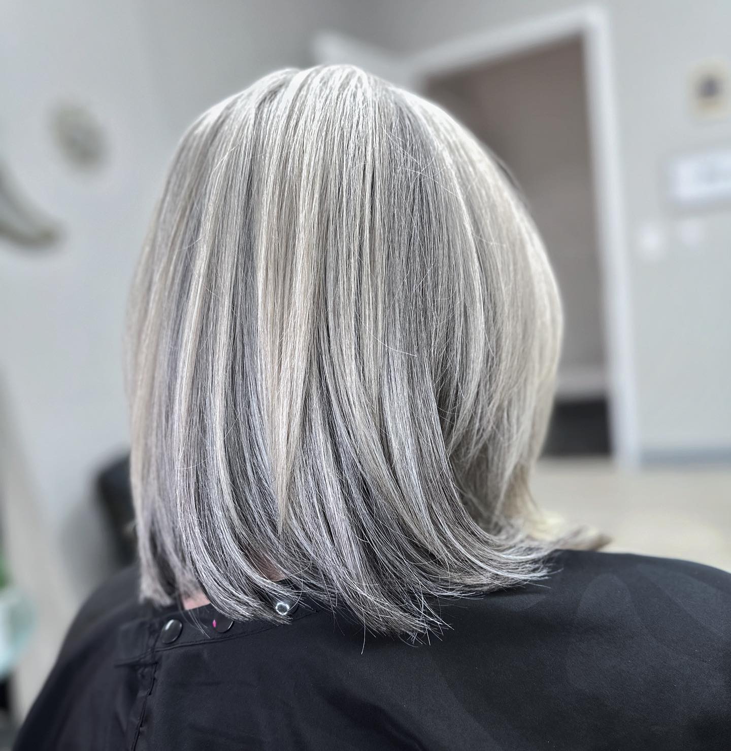 13. Textured Frosted Lob mit Ascheabmessung (graue Frisuren für Frauen)