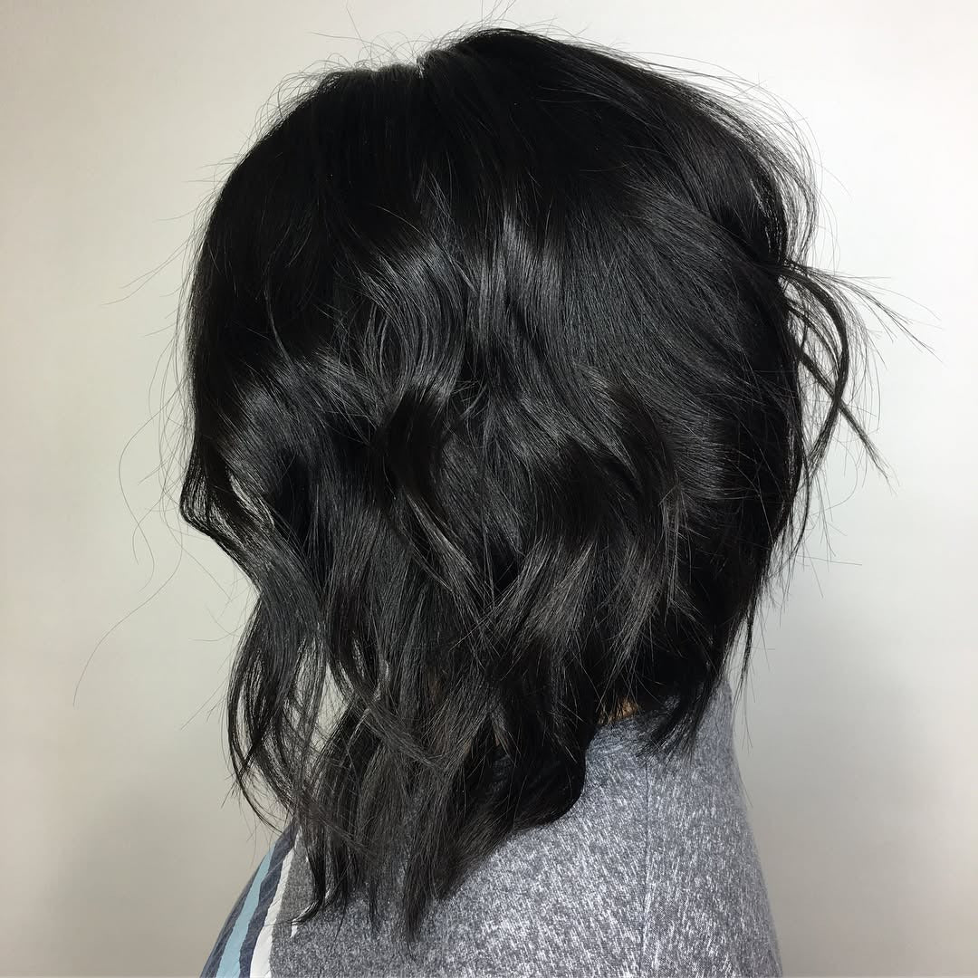 13. Strukturiertes schwarzes Lob mit weichen Wellen (asymmetrische Frisuren)