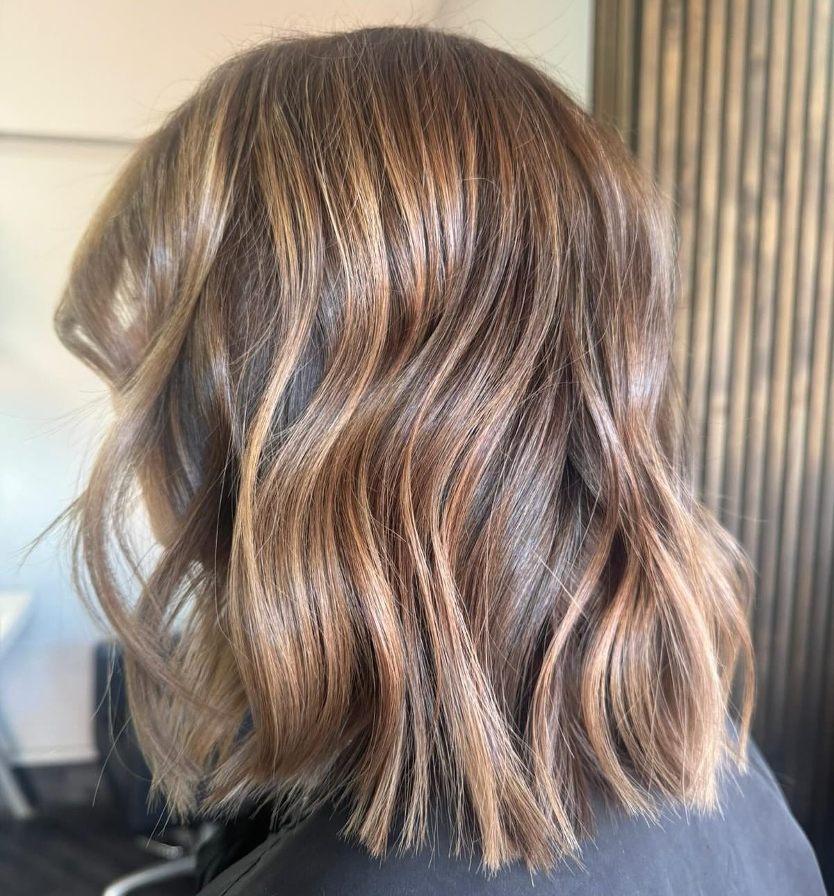 13. Strukturierter Mokka-Bob mit Karamell-Highlights (Karamell-Mokka-Haarfarbe)