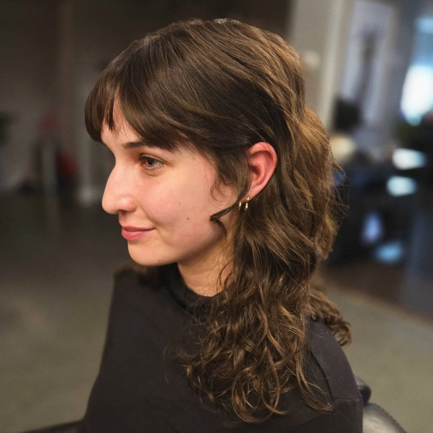 13. Strukturierter Shag mit dezenten Fransen (dünner Pony für lockiges Haar)