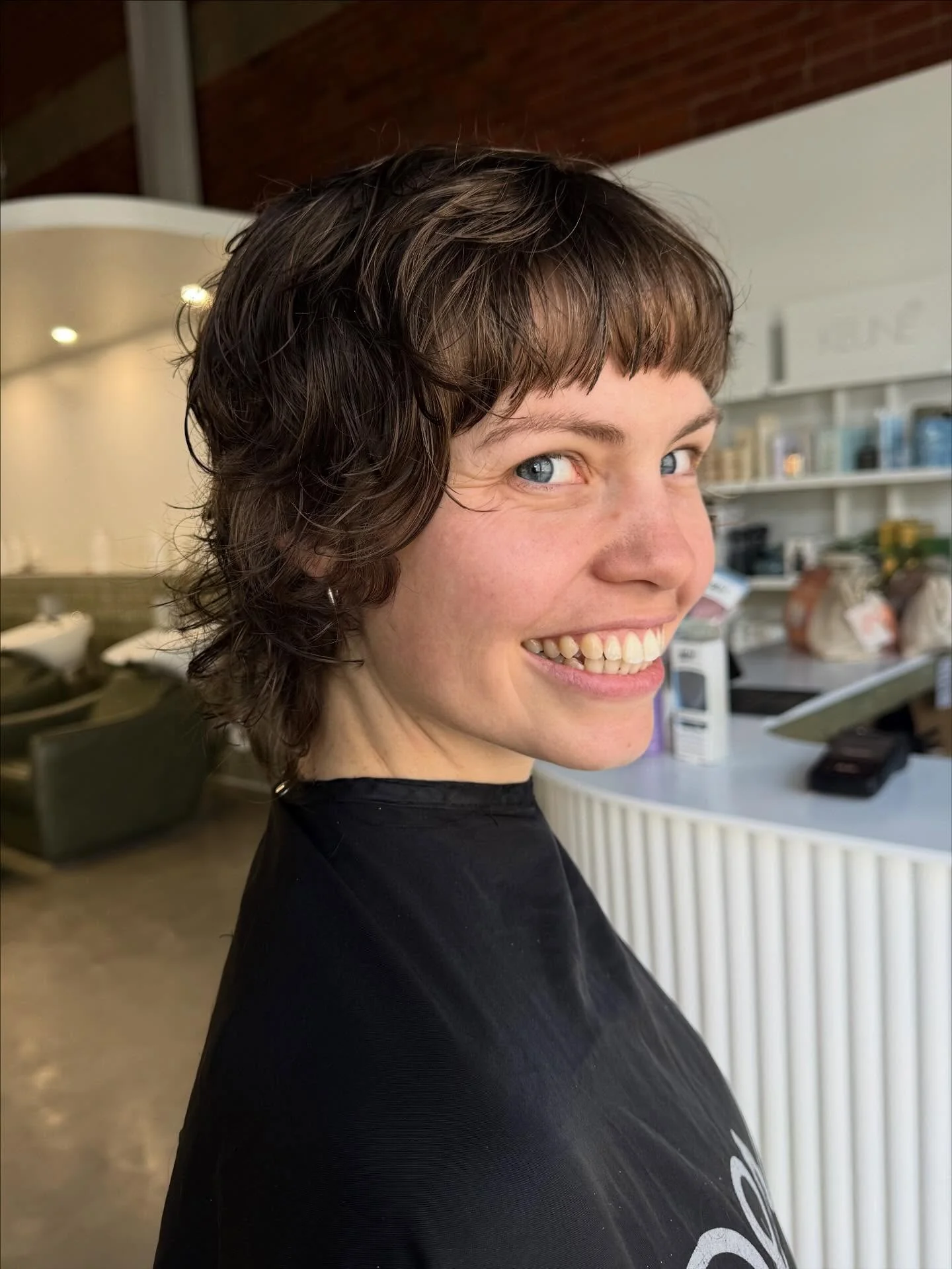 13. Strukturierter Shaggy Pixie mit natürlichem Mittelbraun (Shaggy Pixie Haircut)