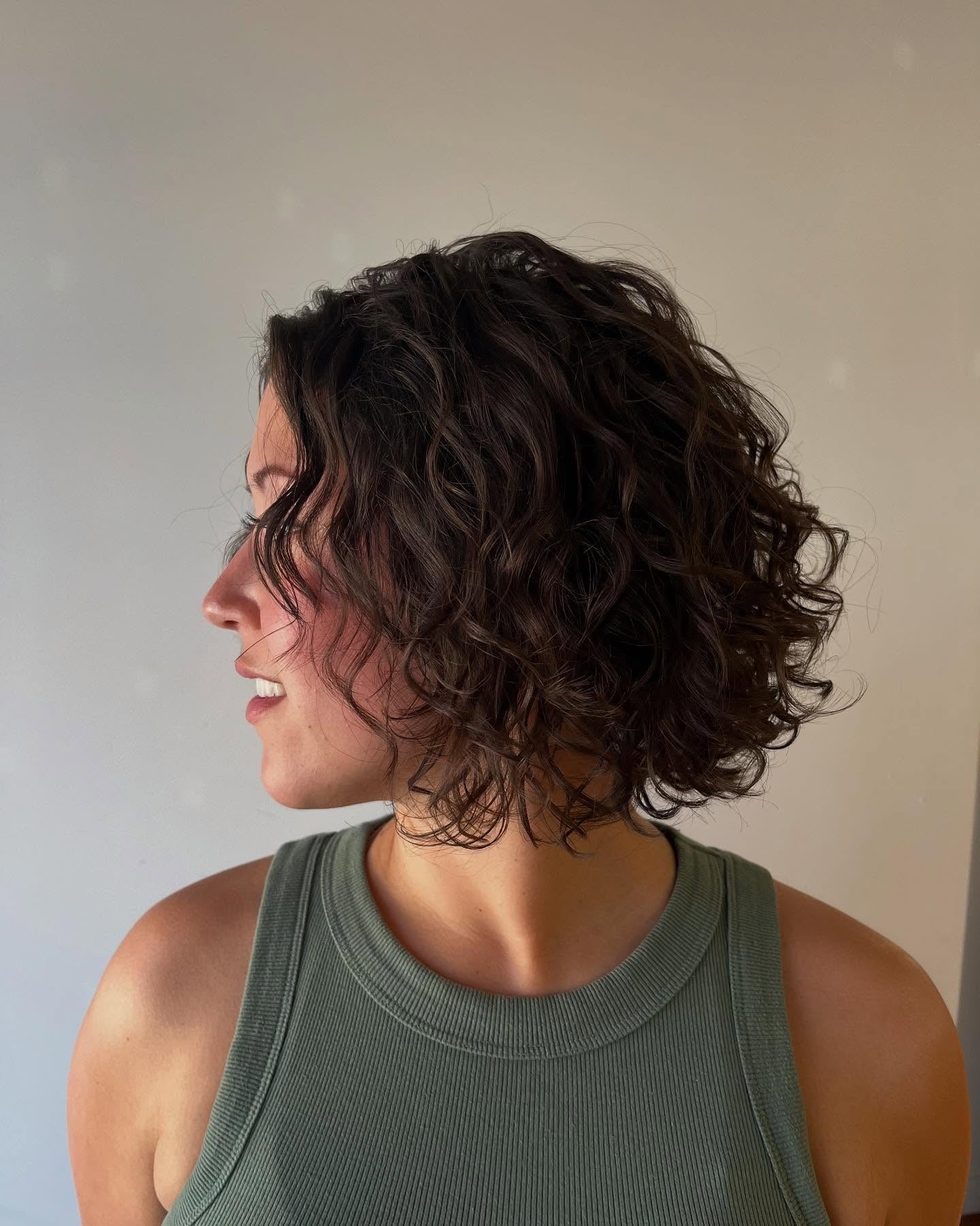 13. zersprach Espresso Curly Bob mit subtilen Schichten (lockige Bob -Frisuren)