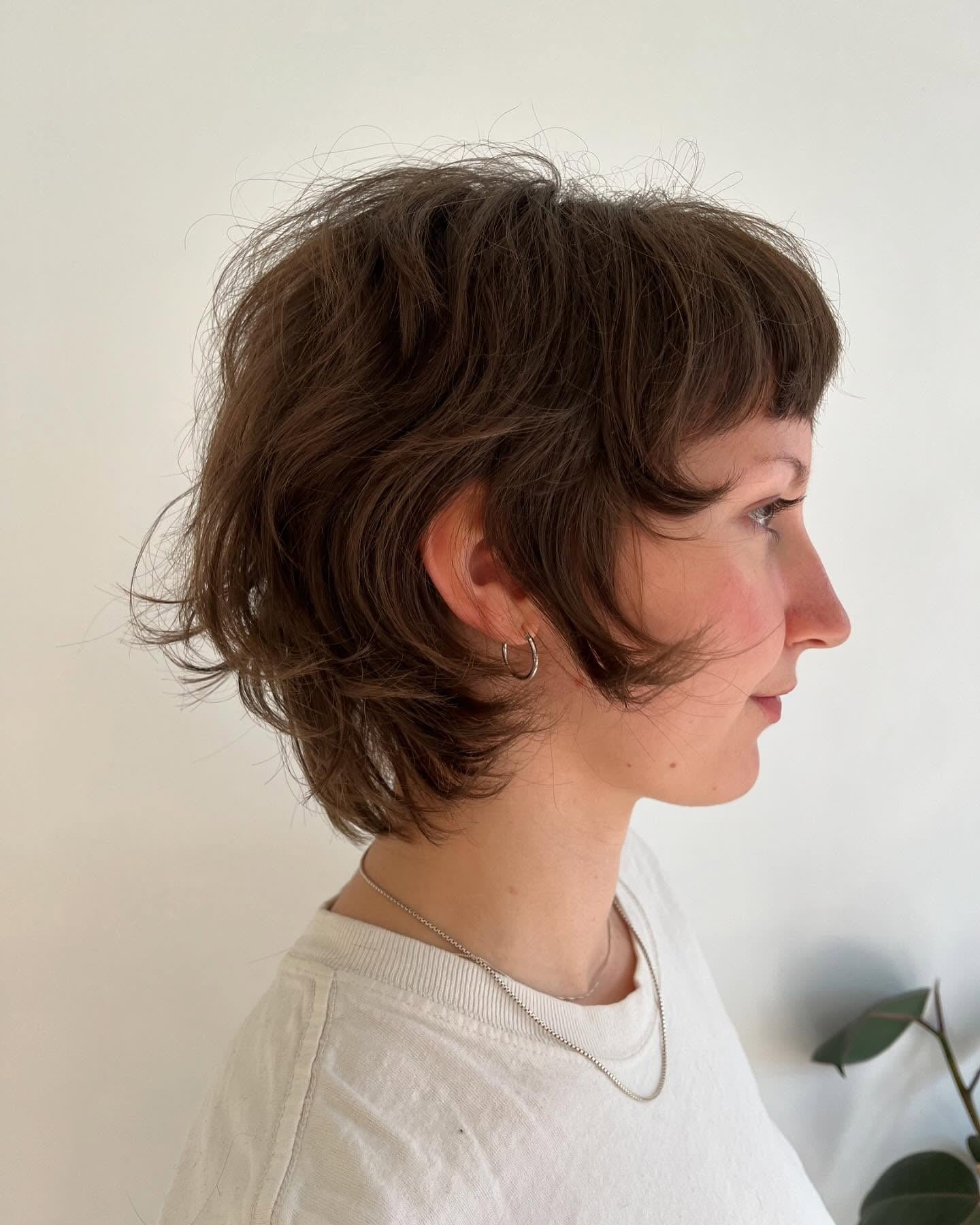 13. Tousled Pilzbrauner Shag mit weichen Baby -Pony (kurze Shag -Haarschnitte)