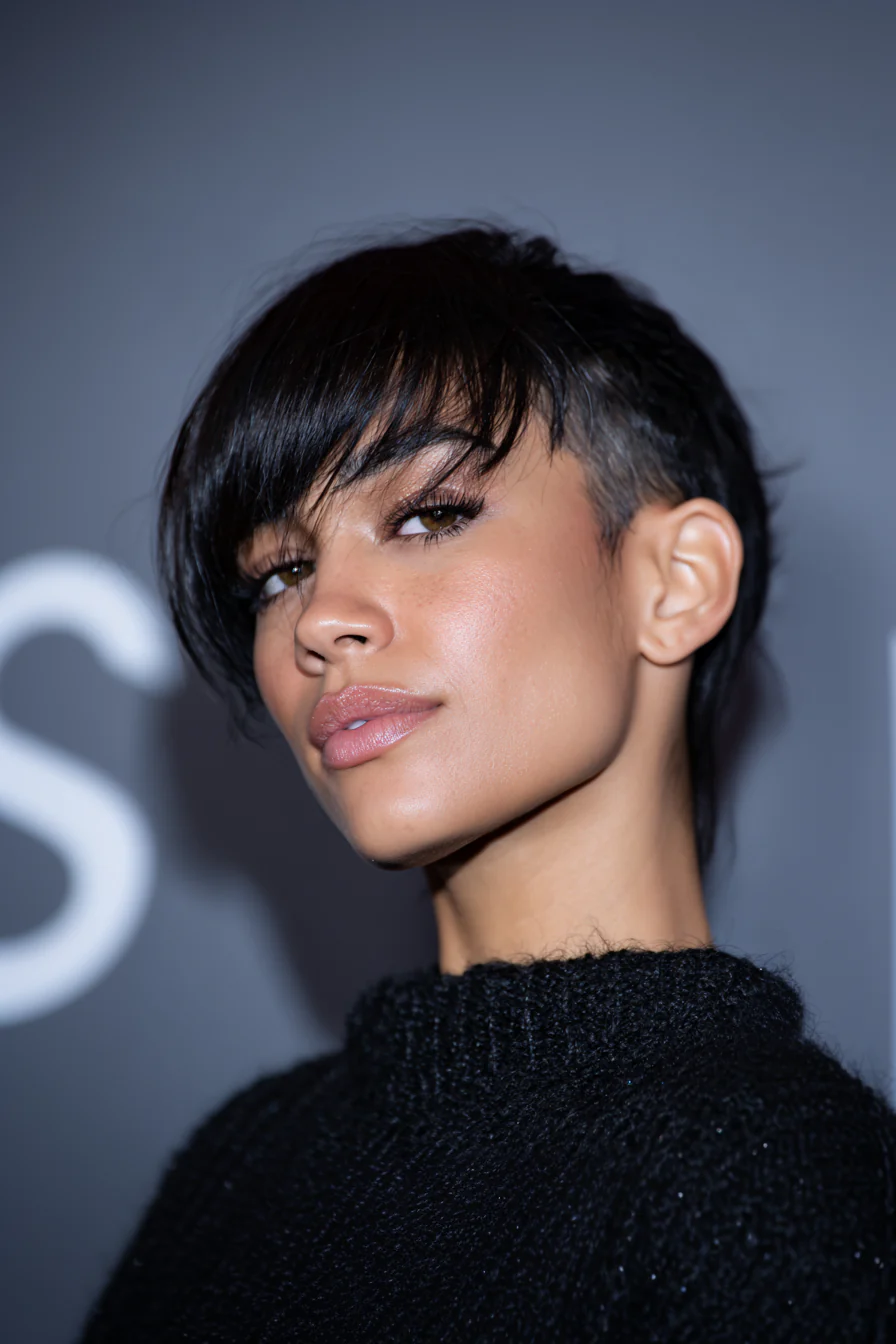 13. Undercut mit langem Pony in sanftem Schwarz (Undercut-Haarschnitte) – Undercut-Haarschnitte