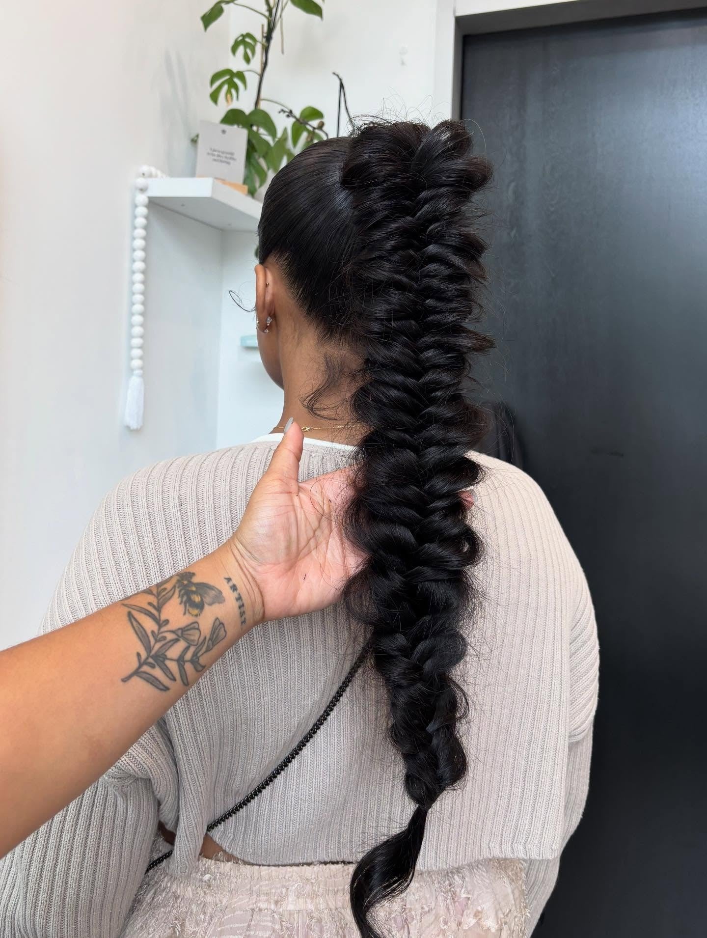 13. Voluminöser Fischschwanz-Pferdeschwanz auf tiefschwarzem Haar (Fischschwanz-Zopffrisuren)