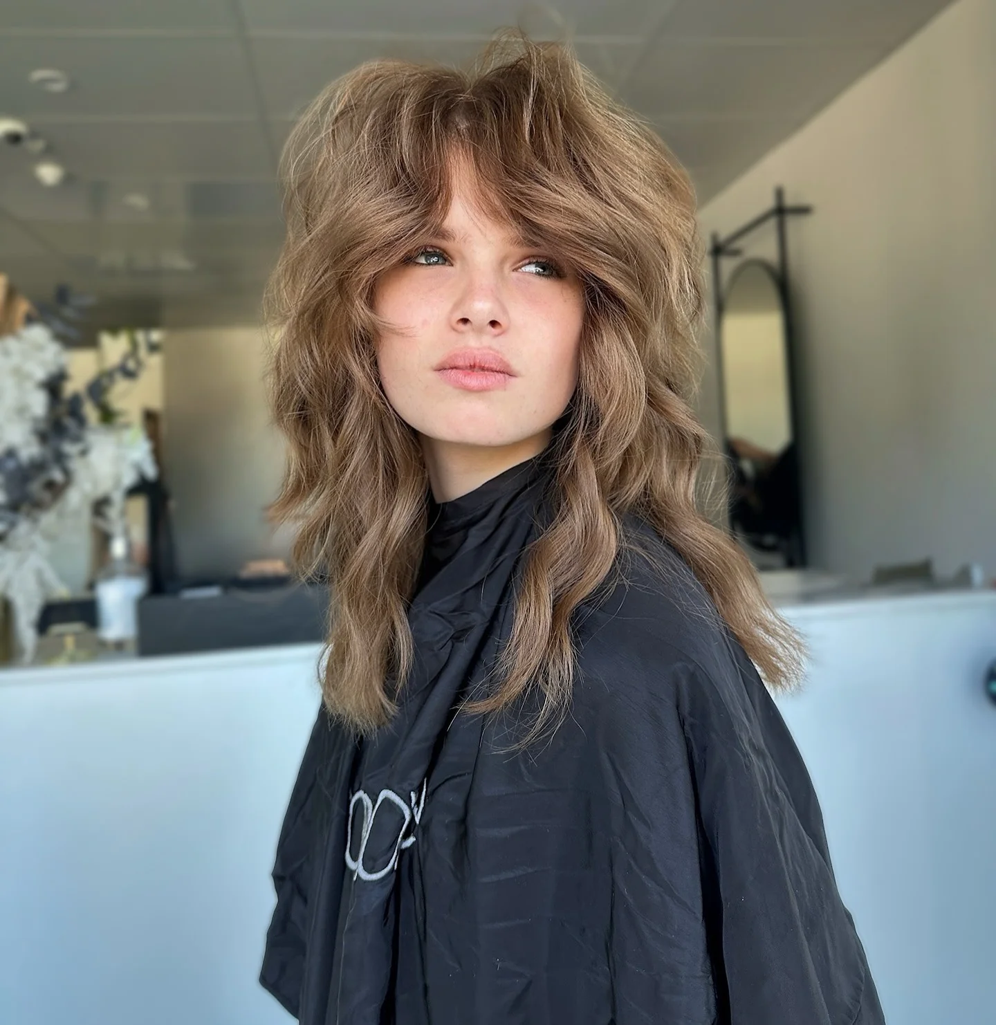 13. Voluminöser Sandstein-Wolfsschnitt (Wolfshaarschnitt)