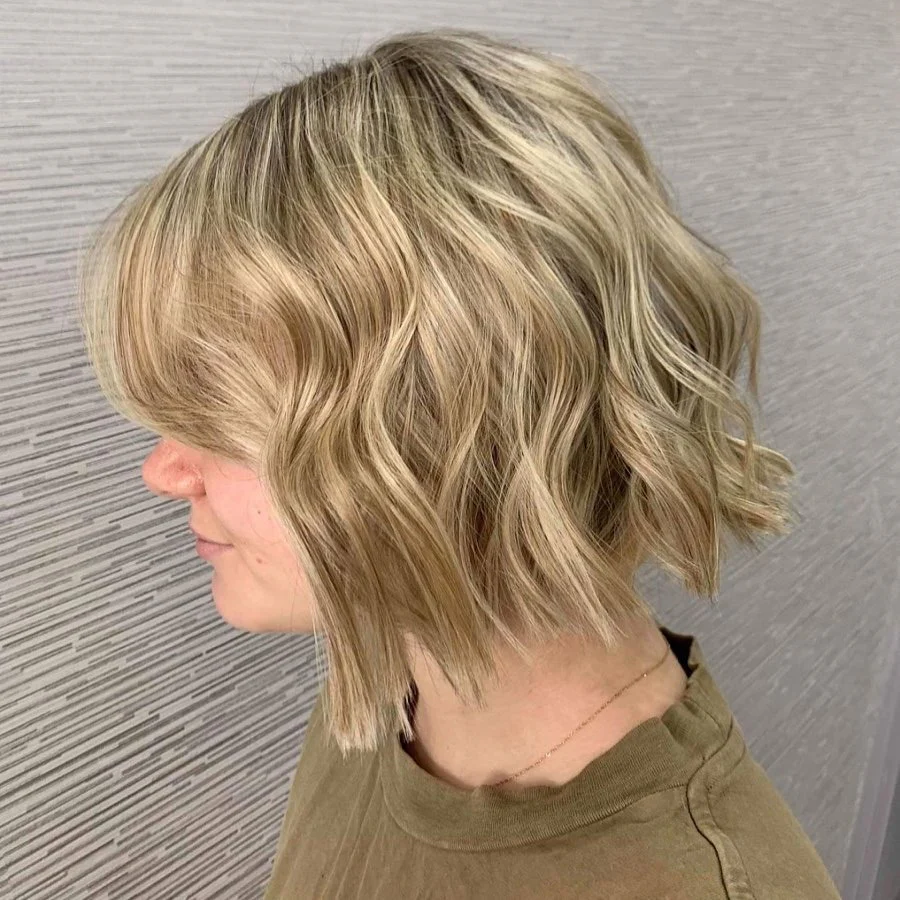 13. Warmer Beige-Wellen-Bob mit Vorhangfransen (Wellen-Bob-Haar)