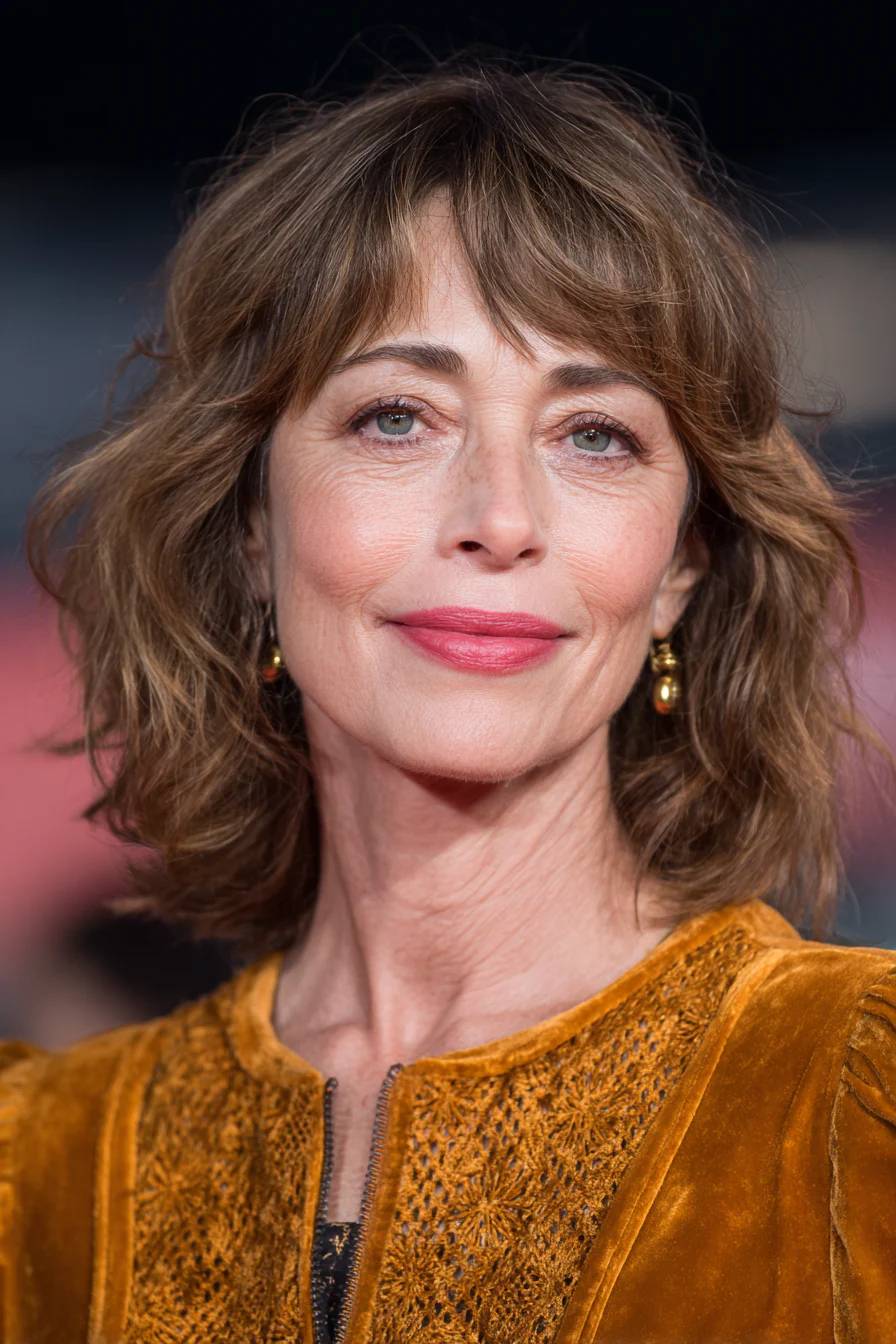 13. Warmer brauner schulterlanger Shag mit Curtain Bangs (Trendfrisuren für Frauen über 60) – Trendfrisuren für Frauen über 60