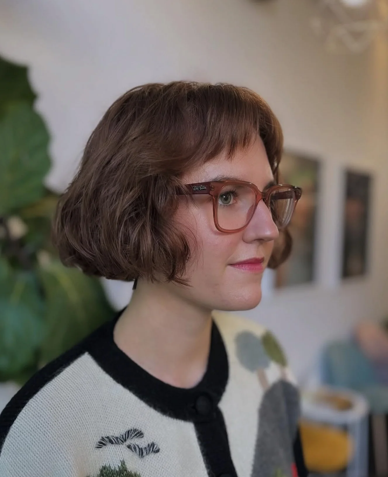 13. Welliger französischer Bob mit Mikro-Pony in mittlerem Kastanienbraun (französisches Bob-Haar)