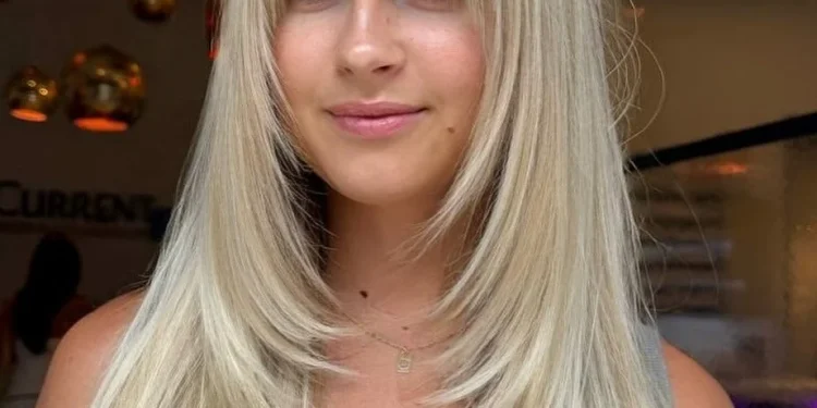 14 glatte Frisuren mit Pony, die Stylisten empfehlen