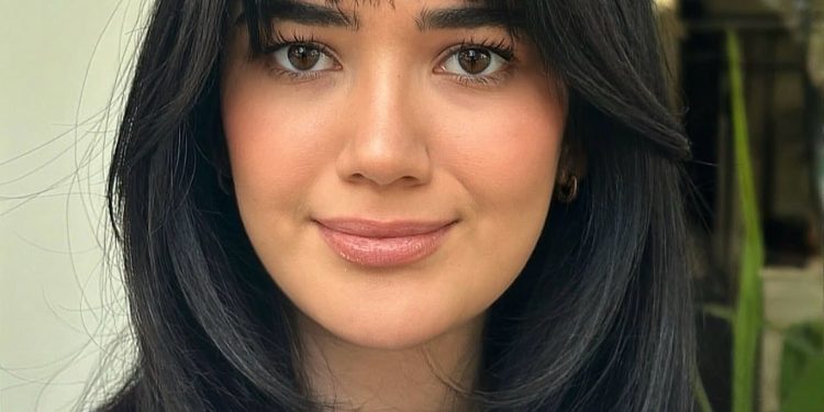 14 mittlere Haarschnitte mit Pony, die das Styling einfach machen