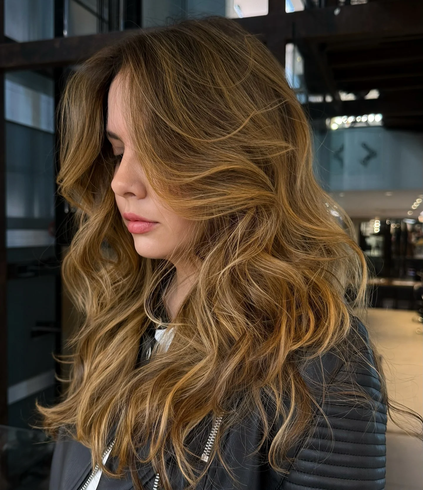 14. Amber Luxe Volume (Karamell-Honigblond)