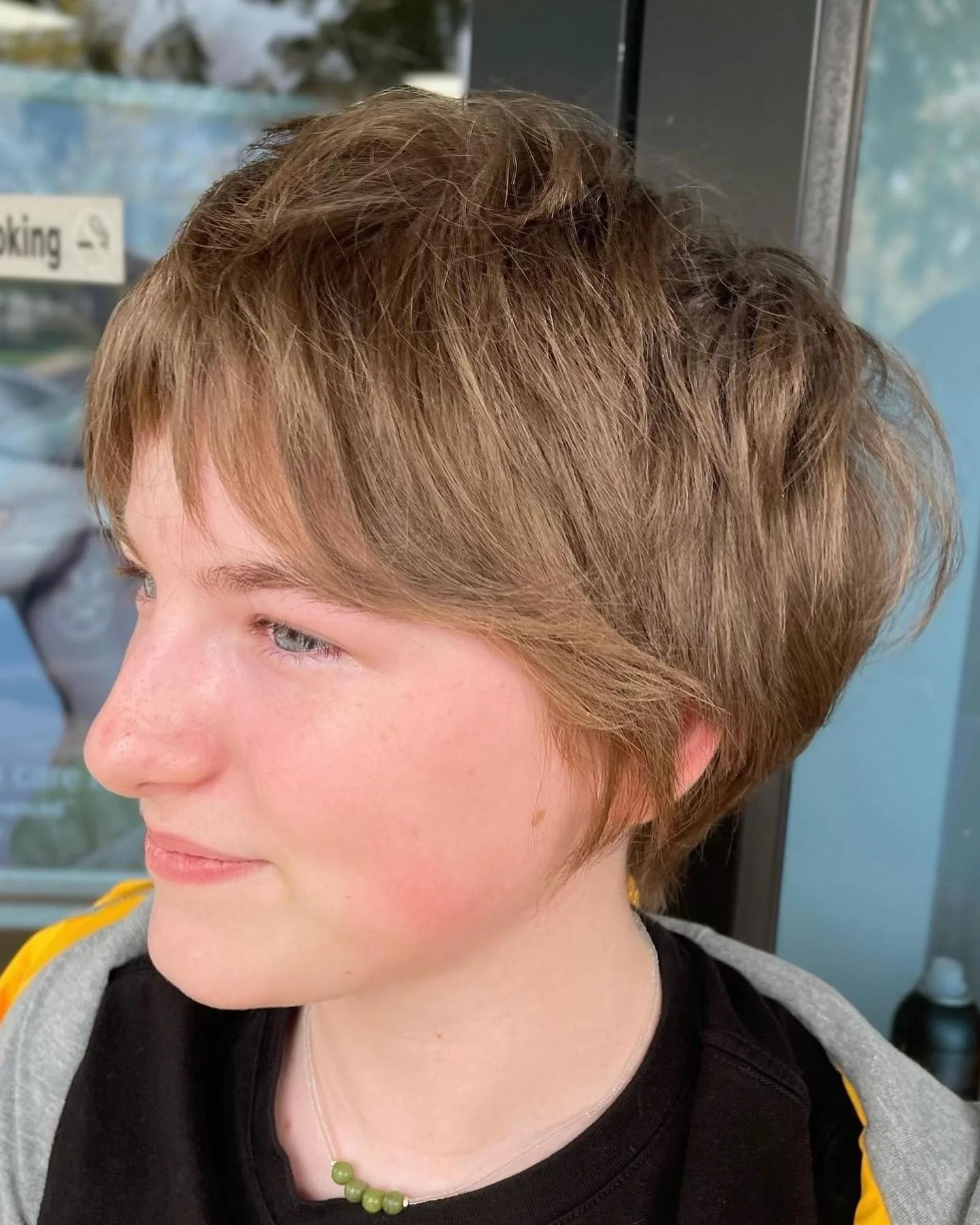 14. Aschbeiger gefiederter Pixie (zottelige Pixie-Frisuren)