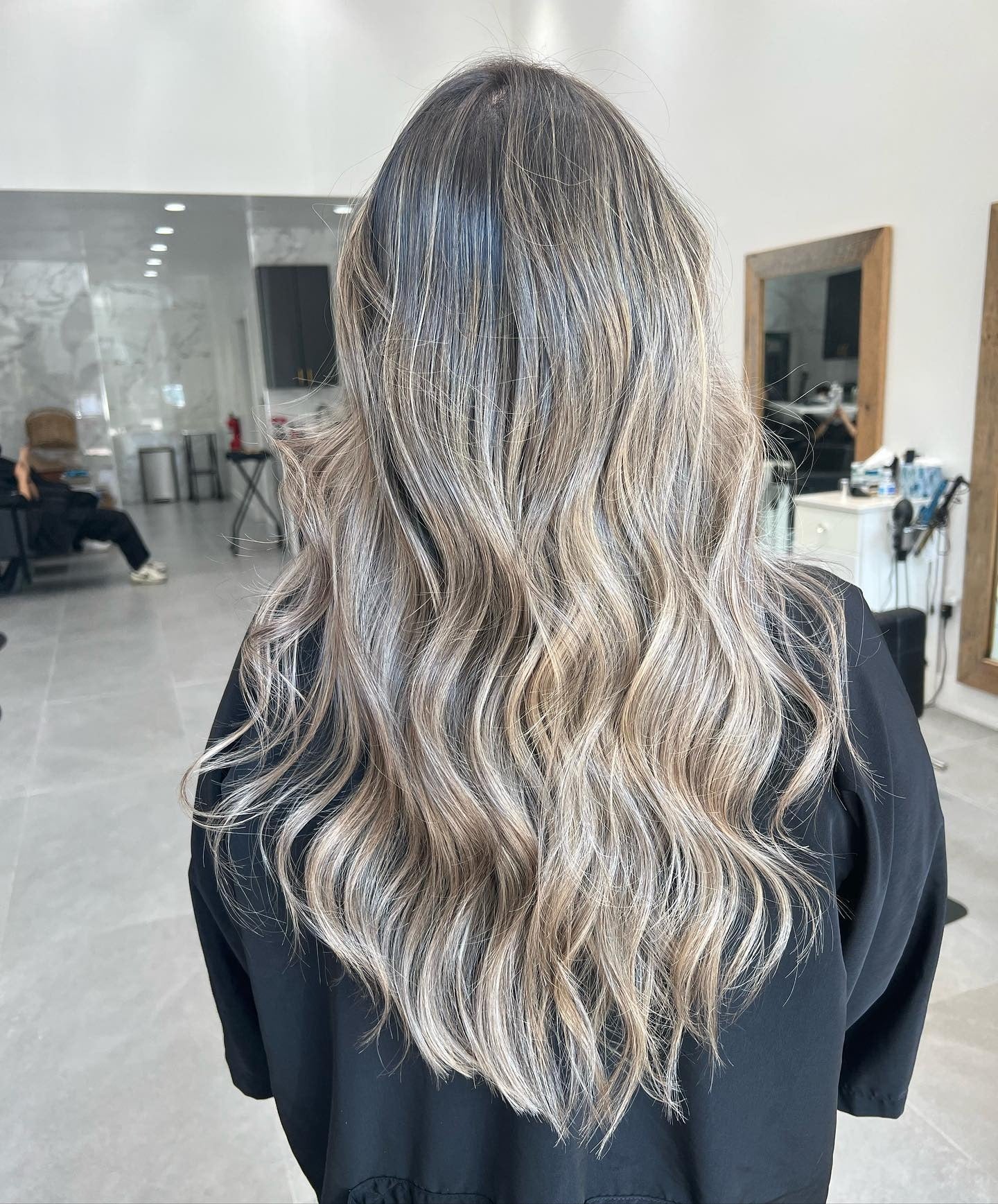 14. Ascheblonde Balayage mit losen Wellen (Asche Haarfarbe)