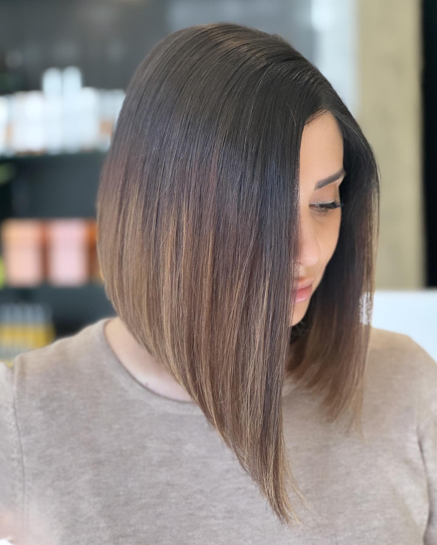 14. Asche Brown erweiterten Winkel Bob (asymmetrische Bob -Frisuren)