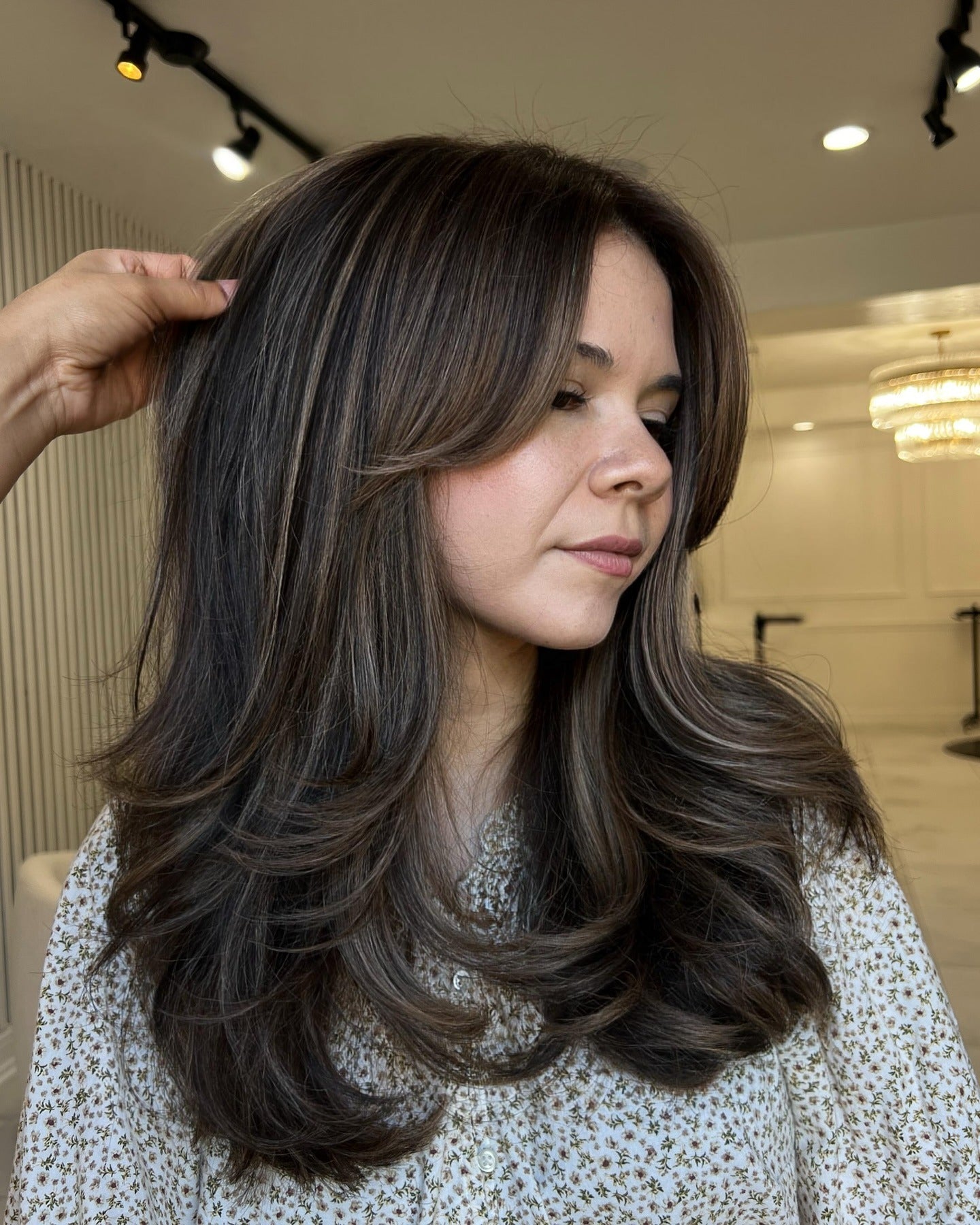 14. Aschebraune Schichten mit Gesichtsramm Pony (mittlere Haarschnitte mit Pony)