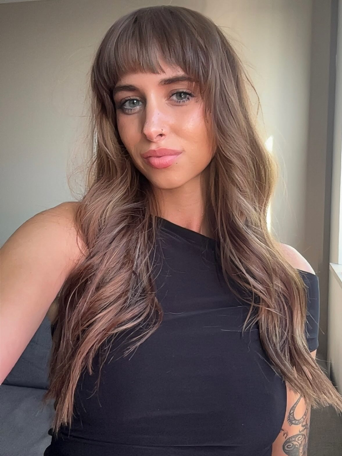 14. Aschbraune Wellen mit Babyfransen (langes Haar mit zarten Fransen)