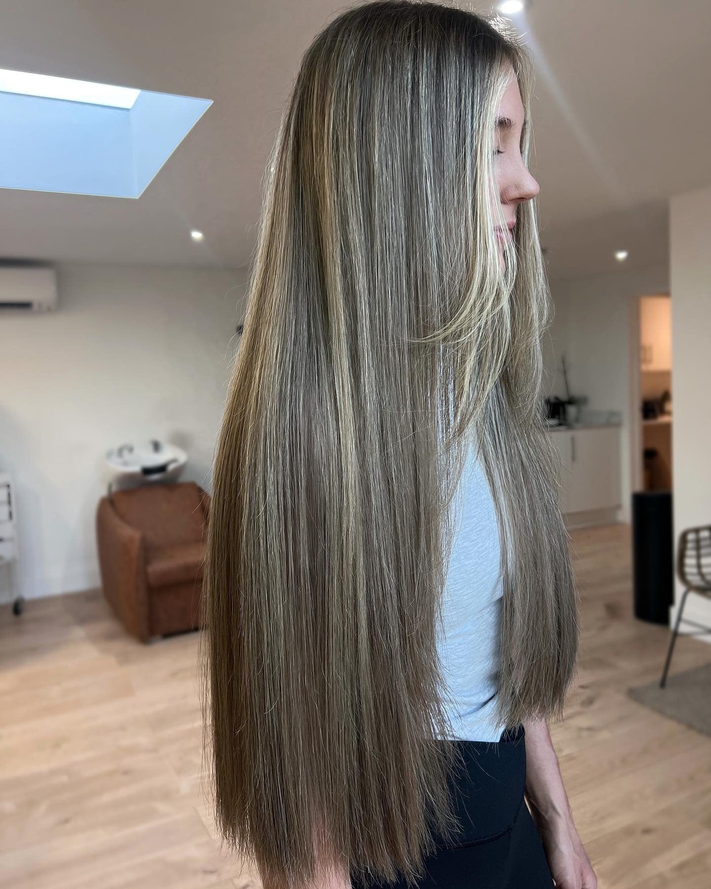 14. Aschepilz lange Schichten (gerade Frisuren)