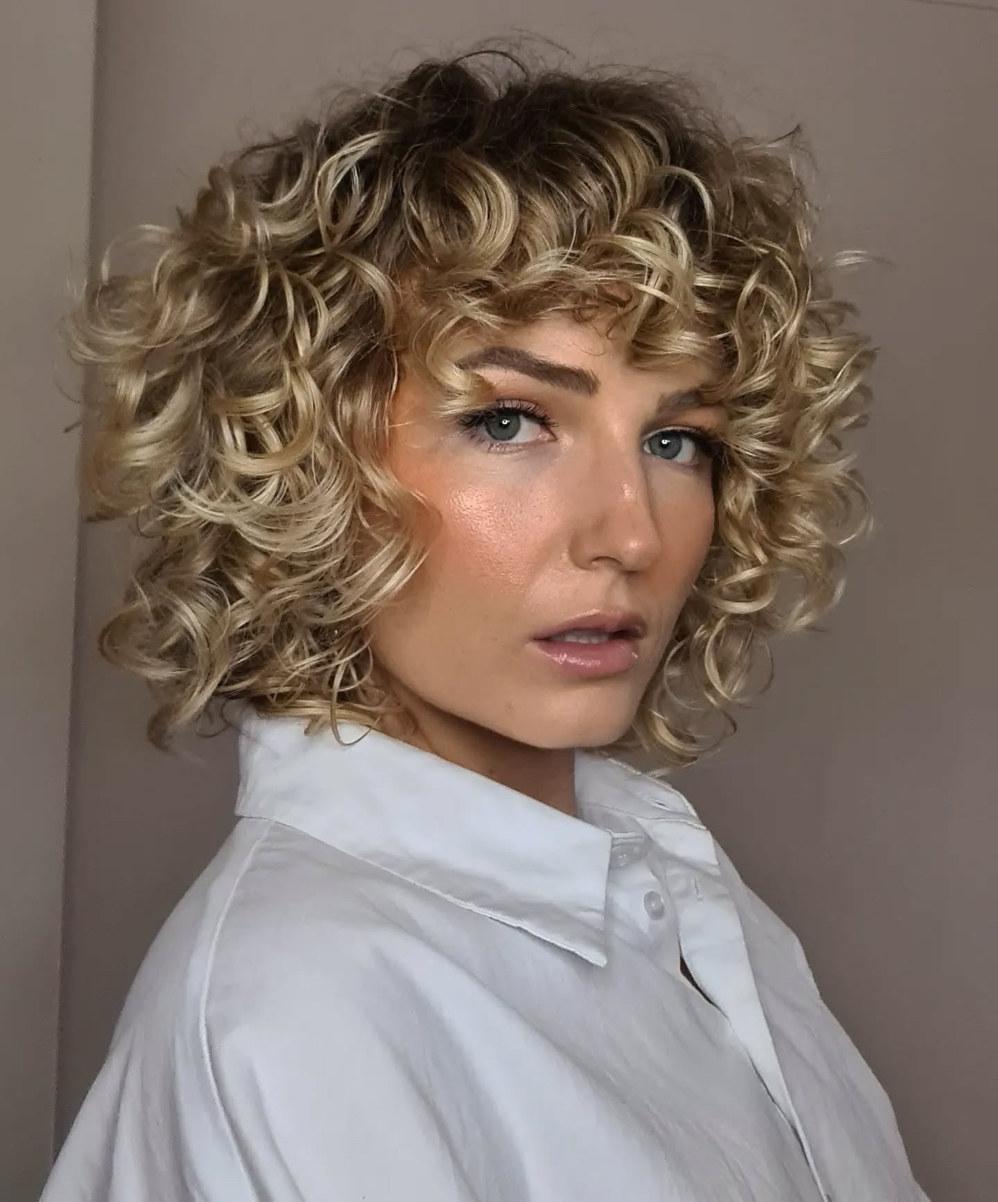 14. Blonde Curly Bob mit strukturiertem Rand (kurze lockige Frisuren)
