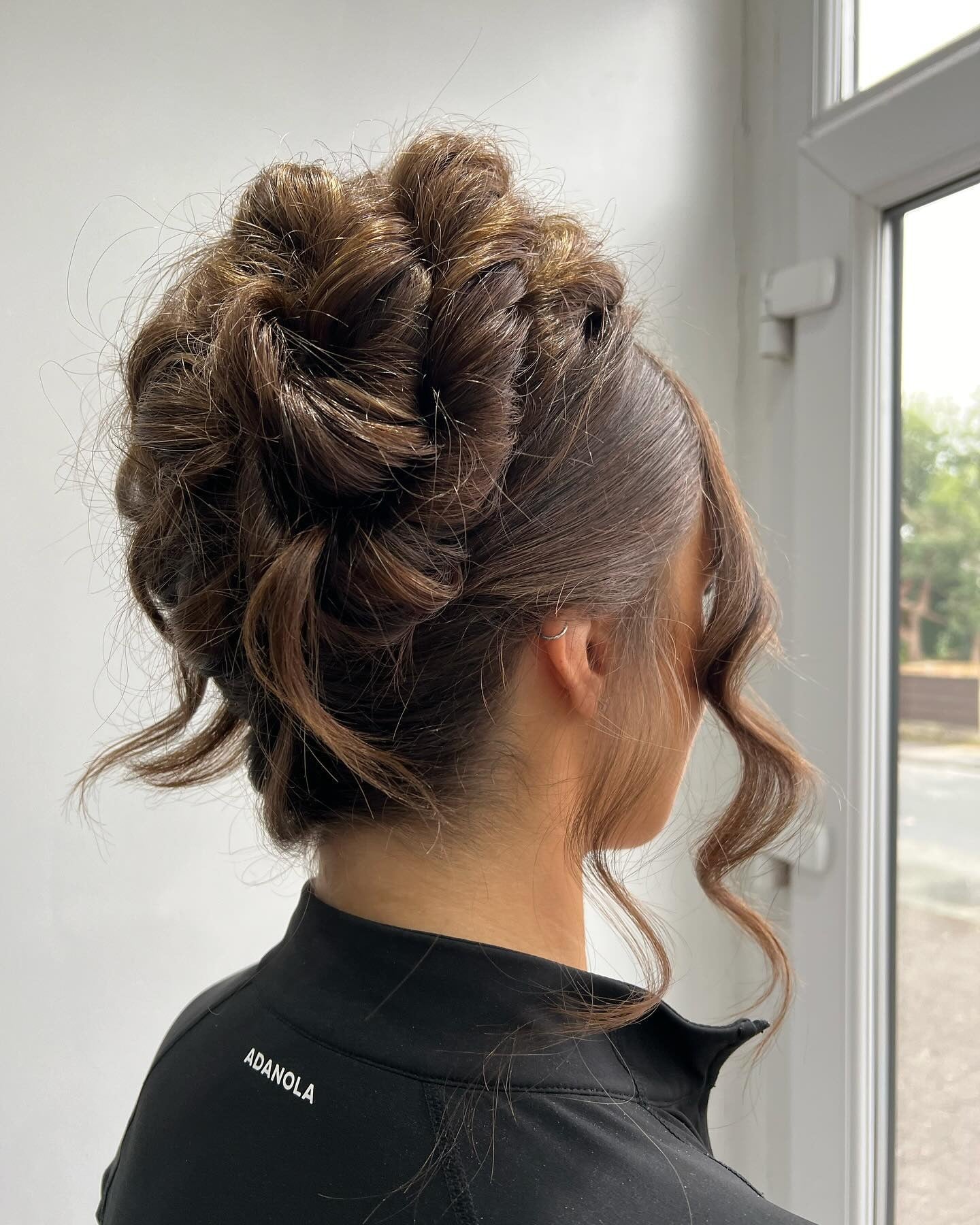 14. geflochtenes Kronbrötchen mit losen Ranken (Geburtstagsfrisuren)