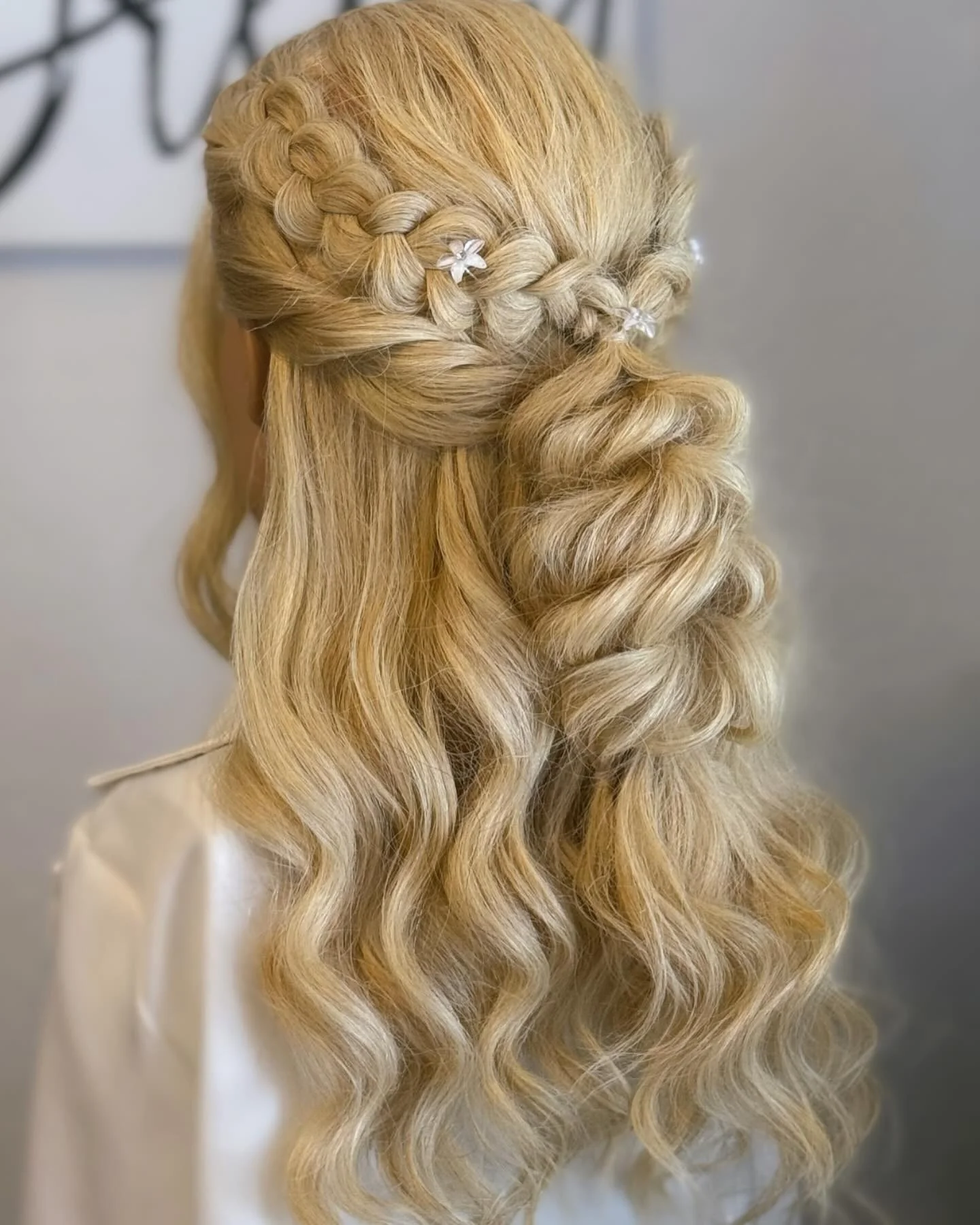 14. Halbe Hochsteckfrisur mit geflochtener Krone und perlblonder Textur (Boho-Frisuren)