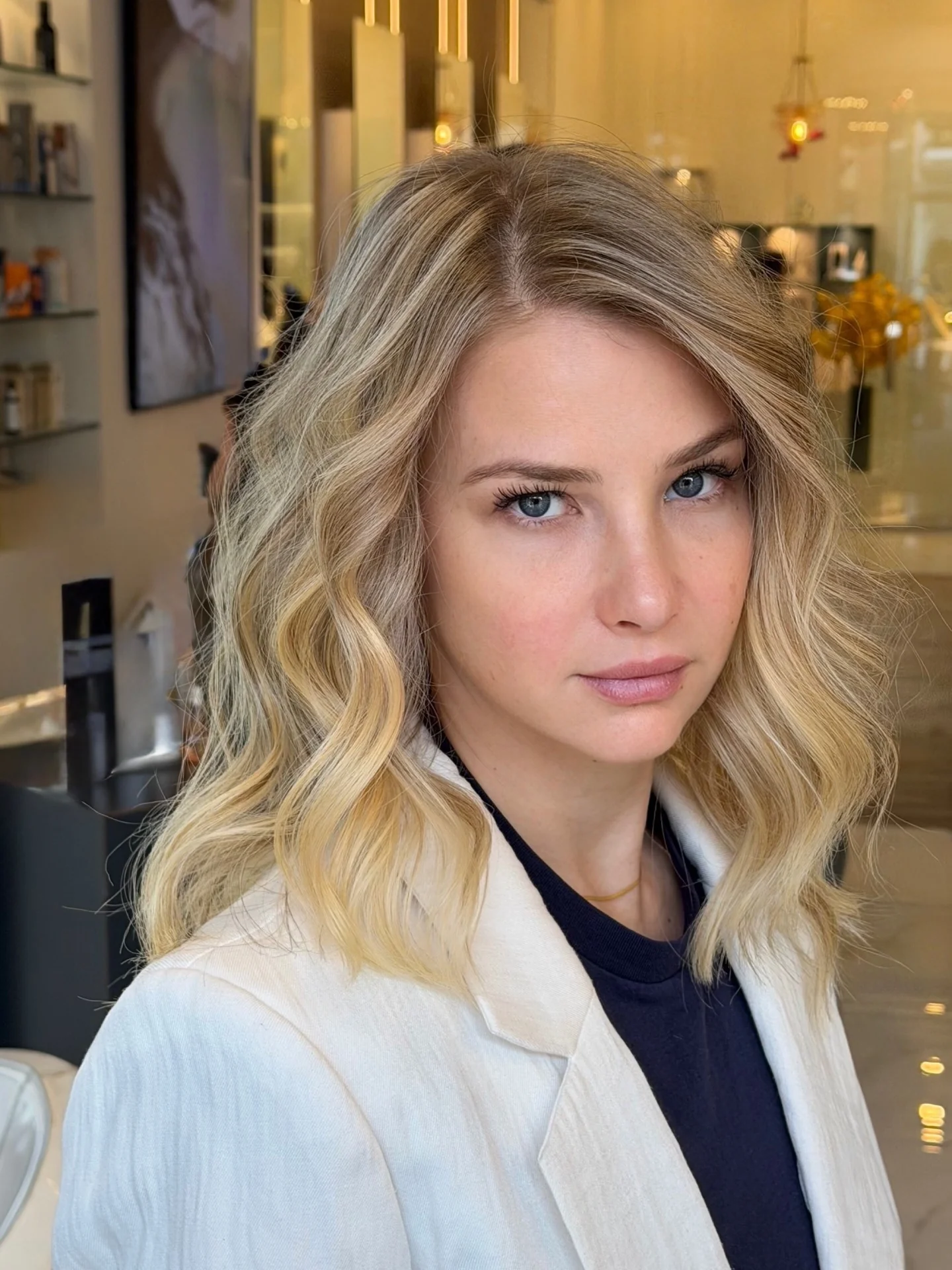 14. Butterblondes Balayage mit sanften Seitenscheitelwellen (Balayage-Haarfarben)
