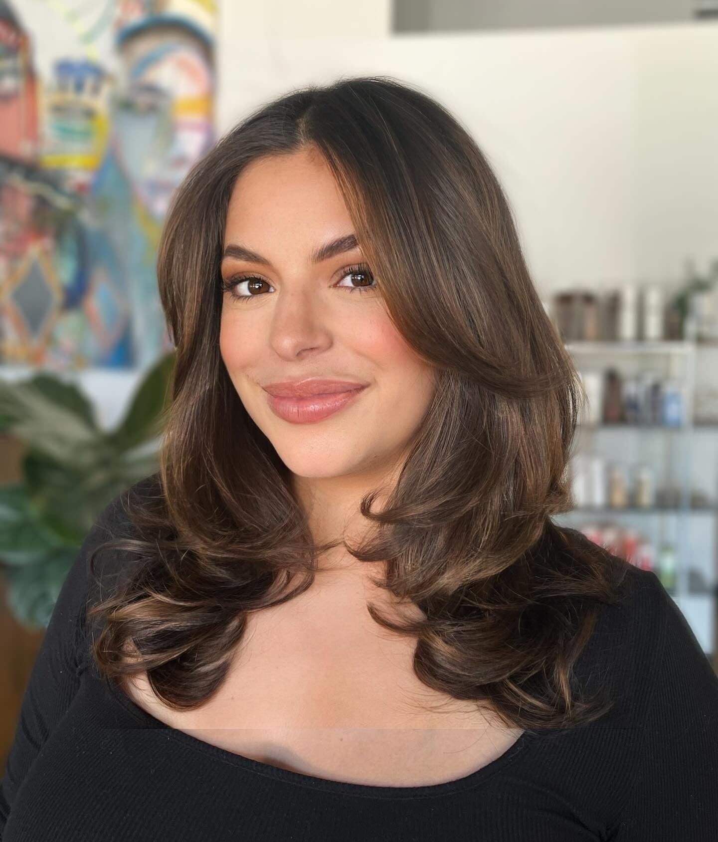 14. kastanienbraune Schichten mit glattem Sprung mit mittlerer Länge (mittellange geschichtete Haarschnitte)