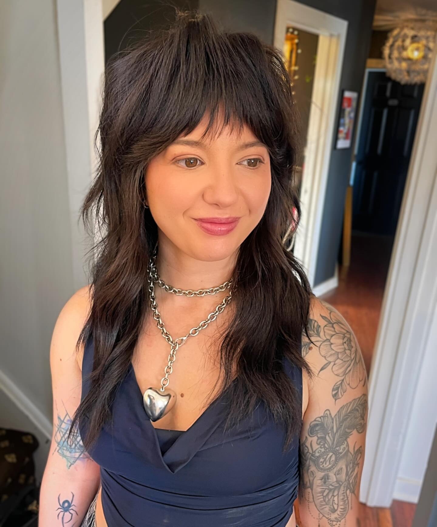 14. abgehacktes Wolfs-inspiriertes Shag mit tiefen braunen Tönen (lange Shag-Frisuren)