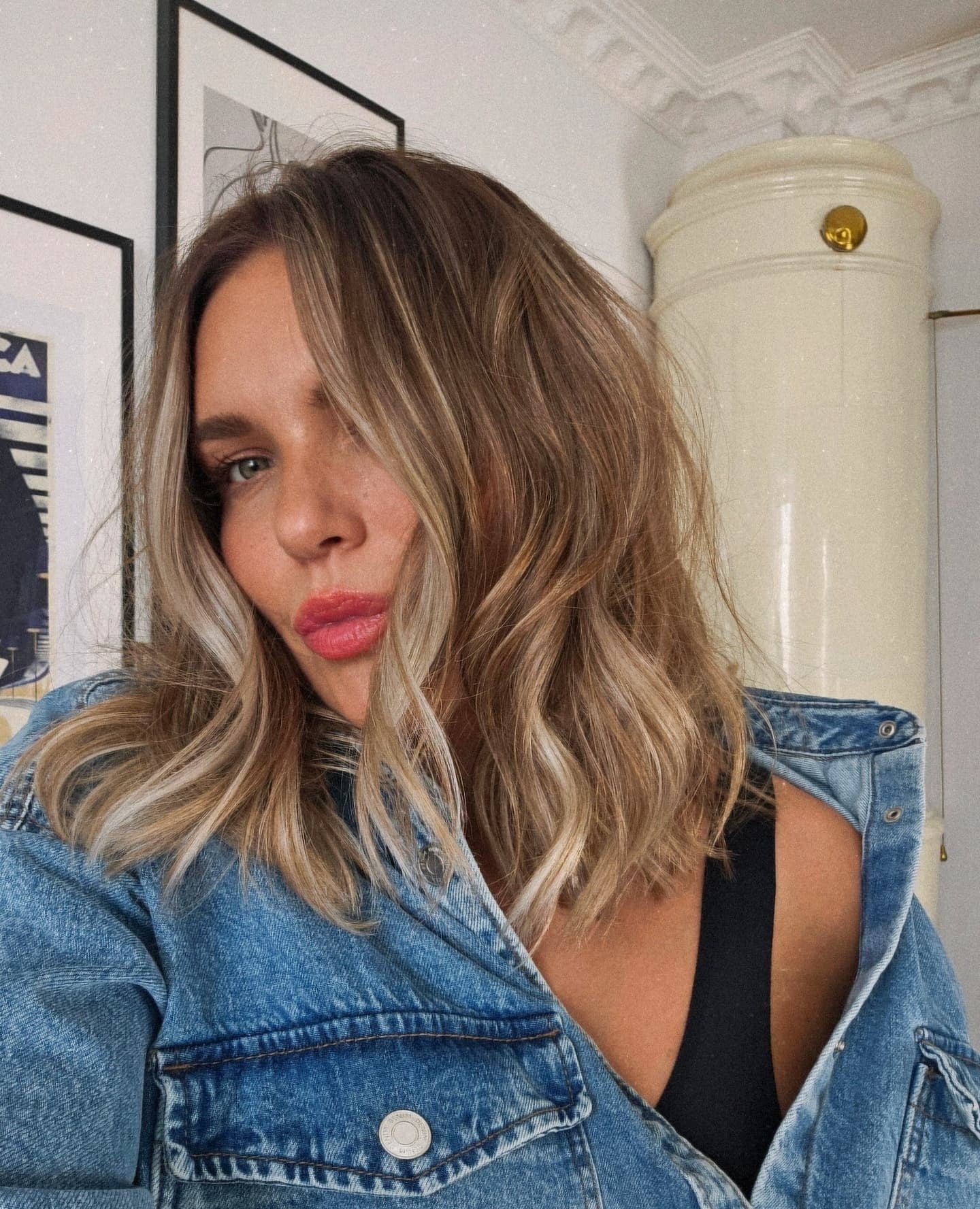 14. Cooler Beige-Midi-Bob mit gesichtsrahmenden Schichten (Midi-Schnitt-Frisuren)