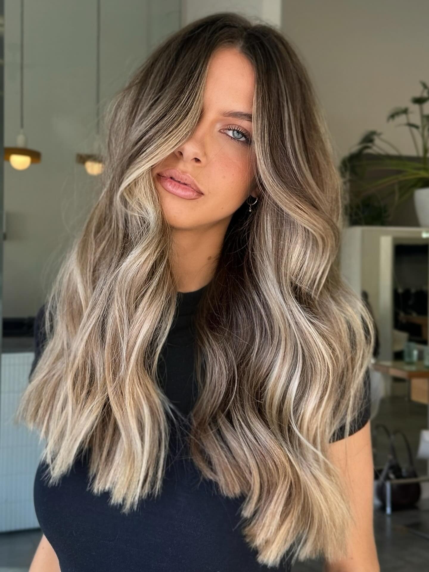 14. Kühle dimensionale Blondine auf einer tiefbraunen Basis (hellbraunes Haar mit Highlights)