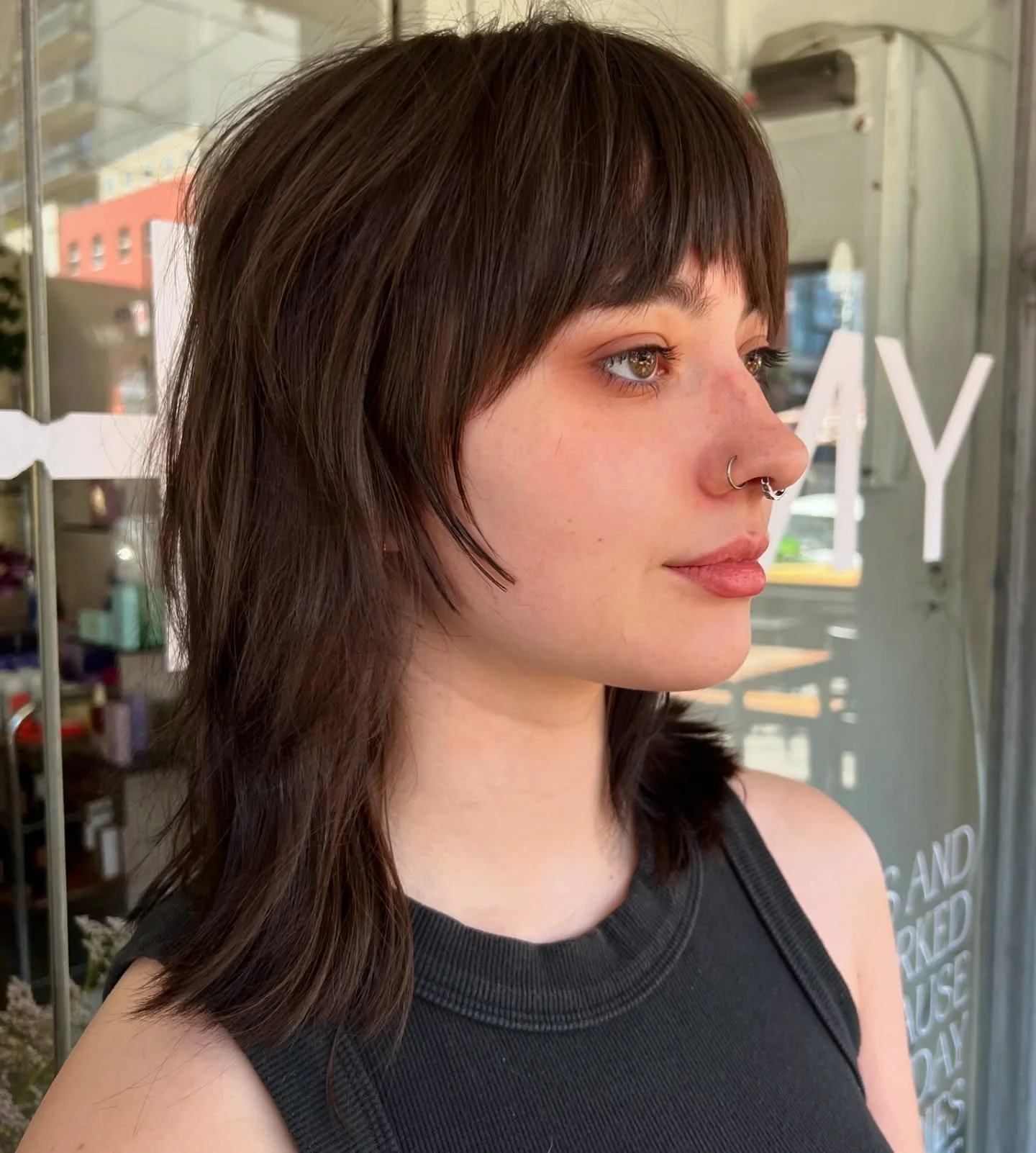 14. Dunkler Espresso-Shag mit abgerundetem Pony (mittellange, zottelige Haarschnitte)