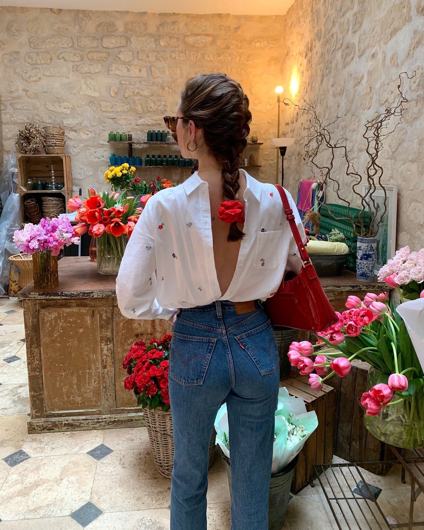 14. französisches Geflecht mit blumiger Krawatte auf klassischem Brünettenhaar (Herbstfrisuren)